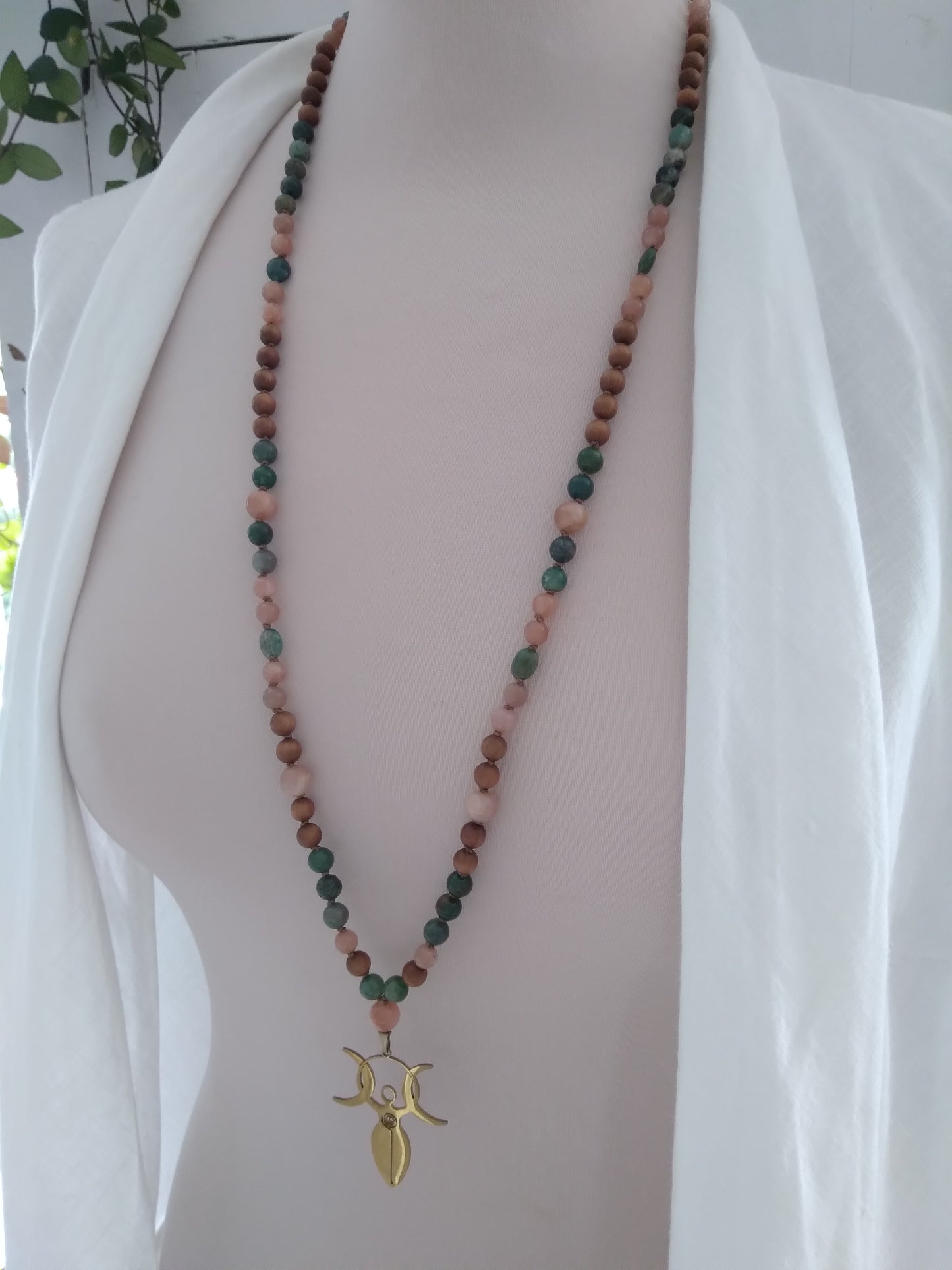 Mala "Reliance à ses lignées familiales féminines" en pierre de soleil, agate indienne et bois de santal