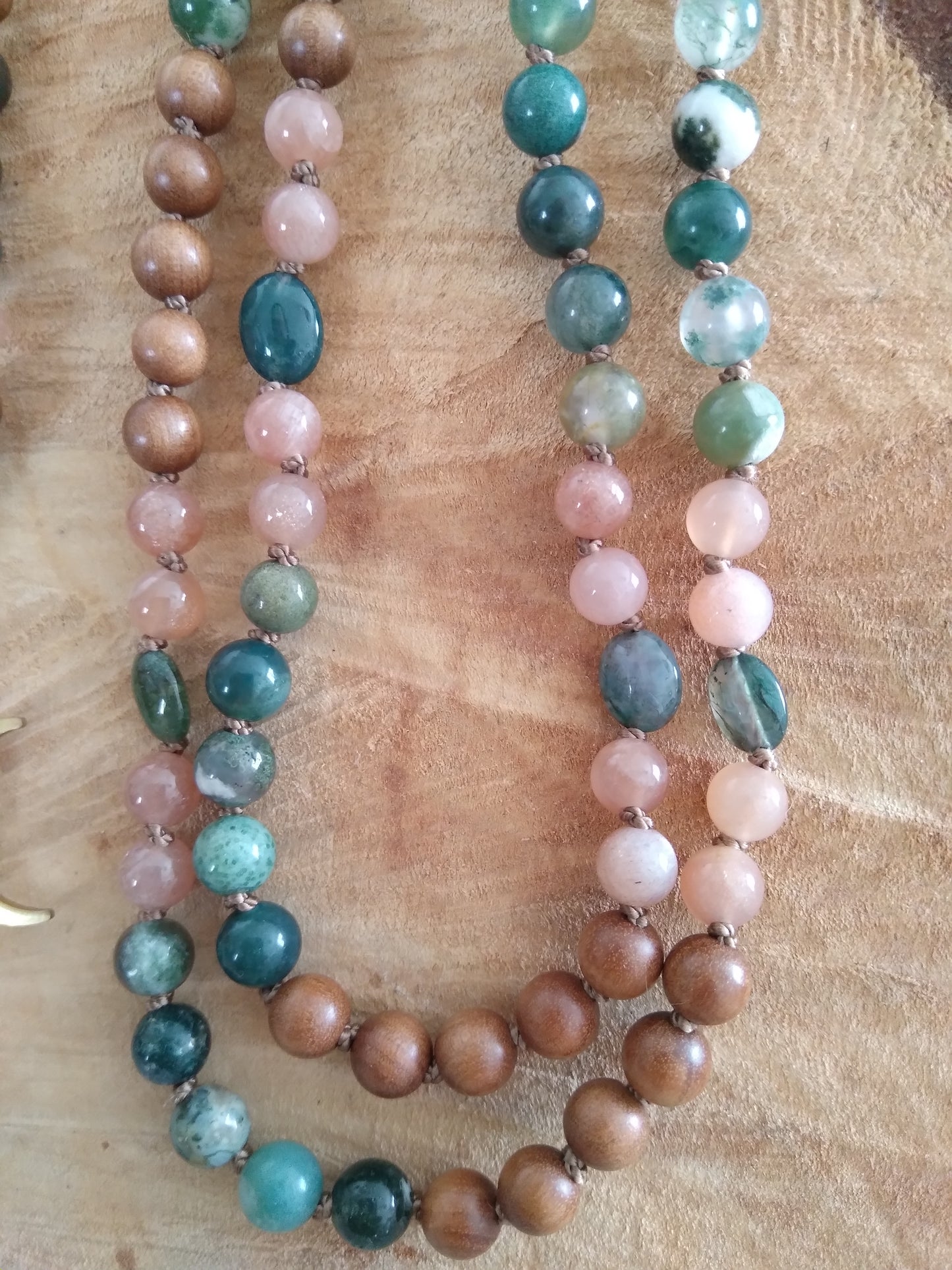 Mala "Reliance à ses lignées familiales féminines" en pierre de soleil, agate indienne et bois de santal