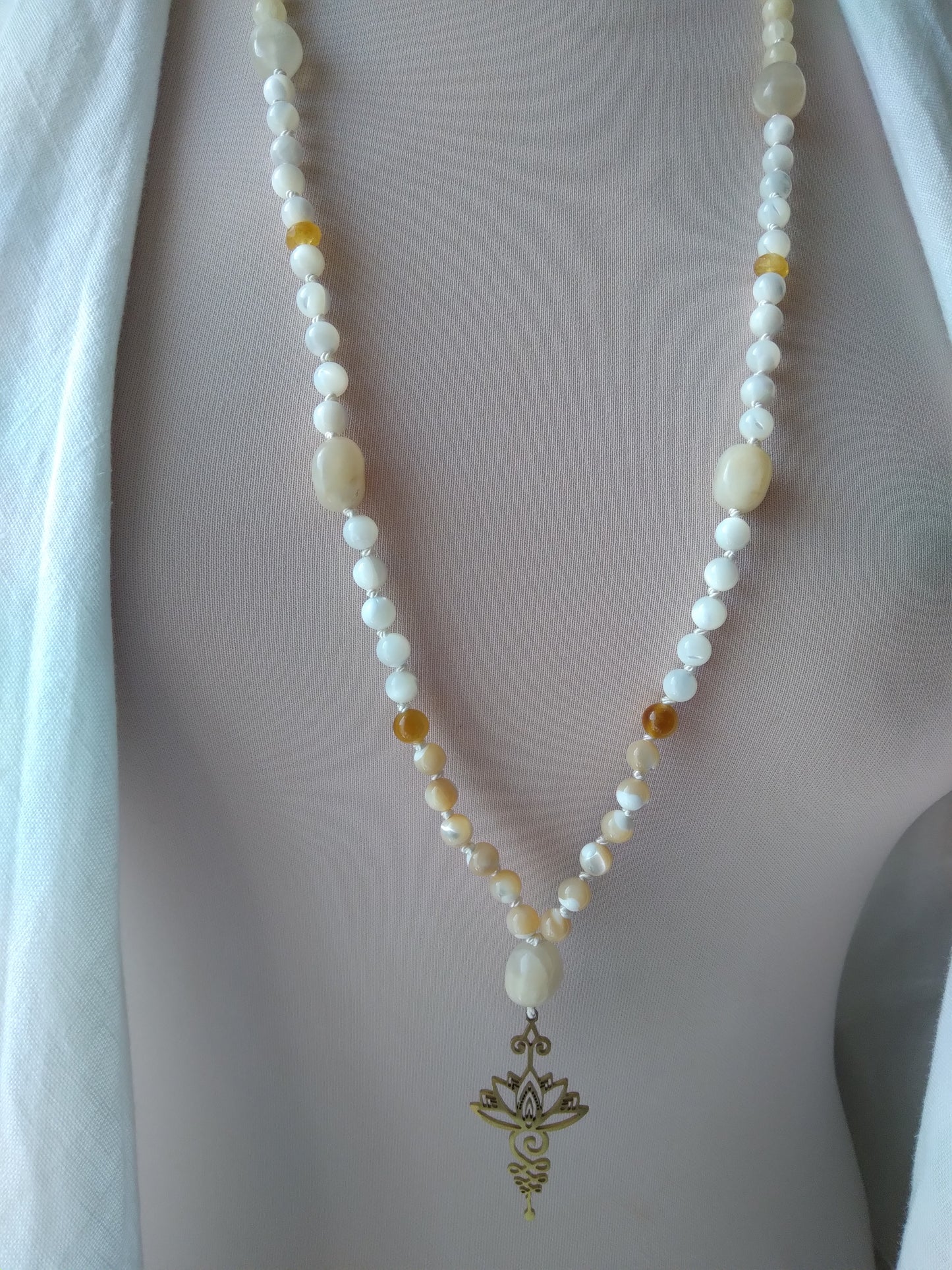 Mala Unalome "Le chemin vers l'éveil" en nacre, pierre de lune, calcite jaune, œil de tigre doré et héliodore