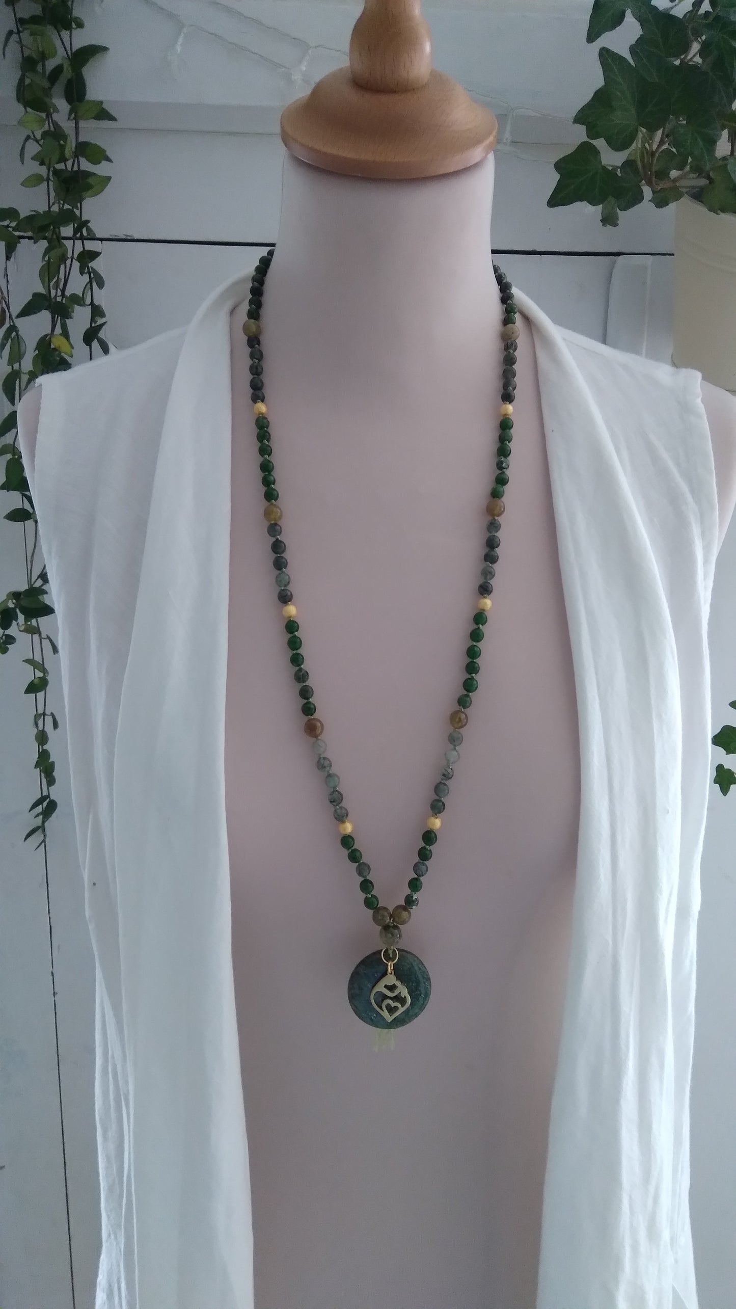 Mala "La mère et l'enfant" en diopside vert, grenat vert et quartz rutile, pendentif en aventurine verte