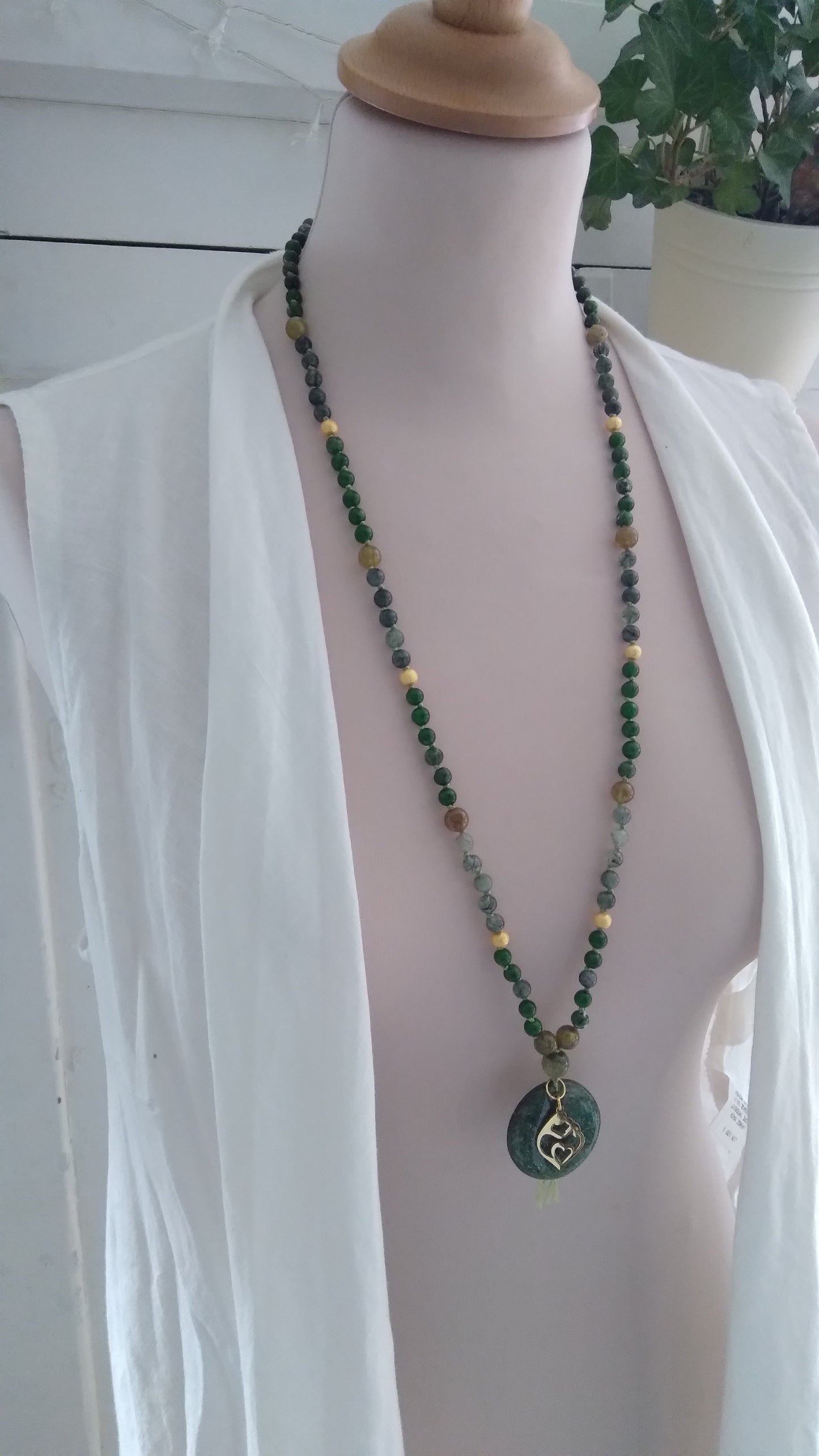 Mala "La mère et l'enfant" en diopside vert, grenat vert et quartz rutile, pendentif en aventurine verte