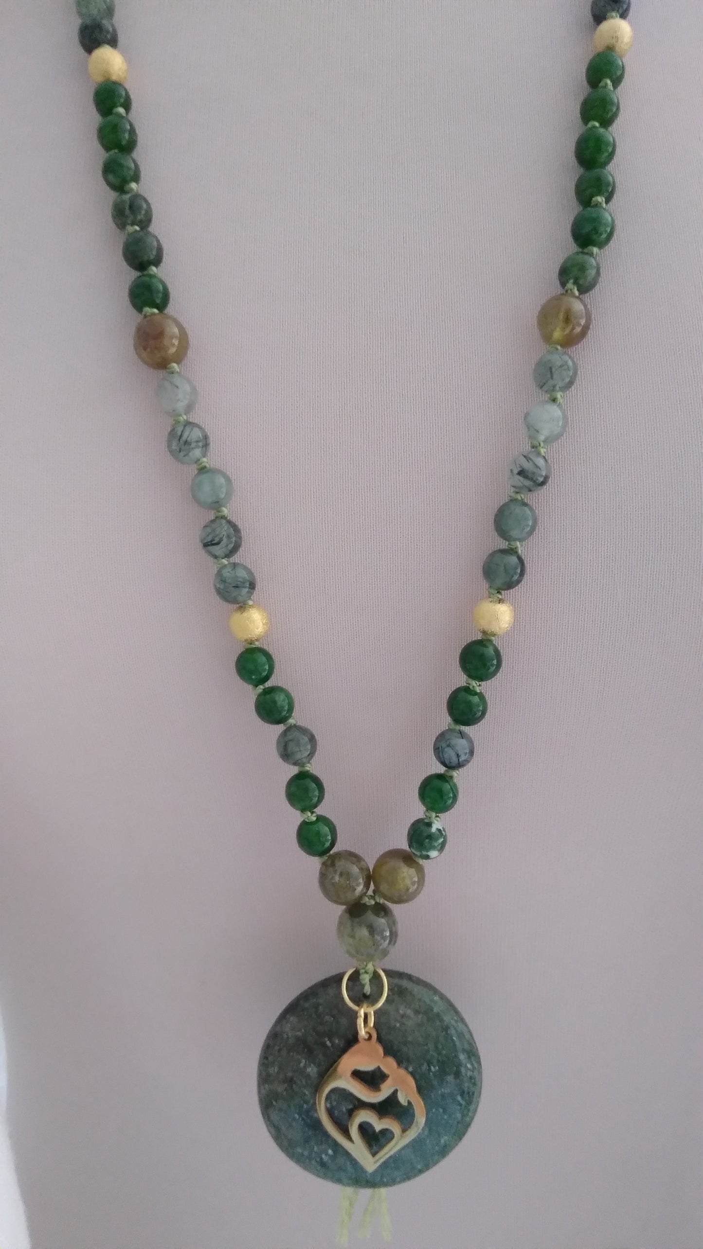 Mala "La mère et l'enfant" en diopside vert, grenat vert et quartz rutile, pendentif en aventurine verte