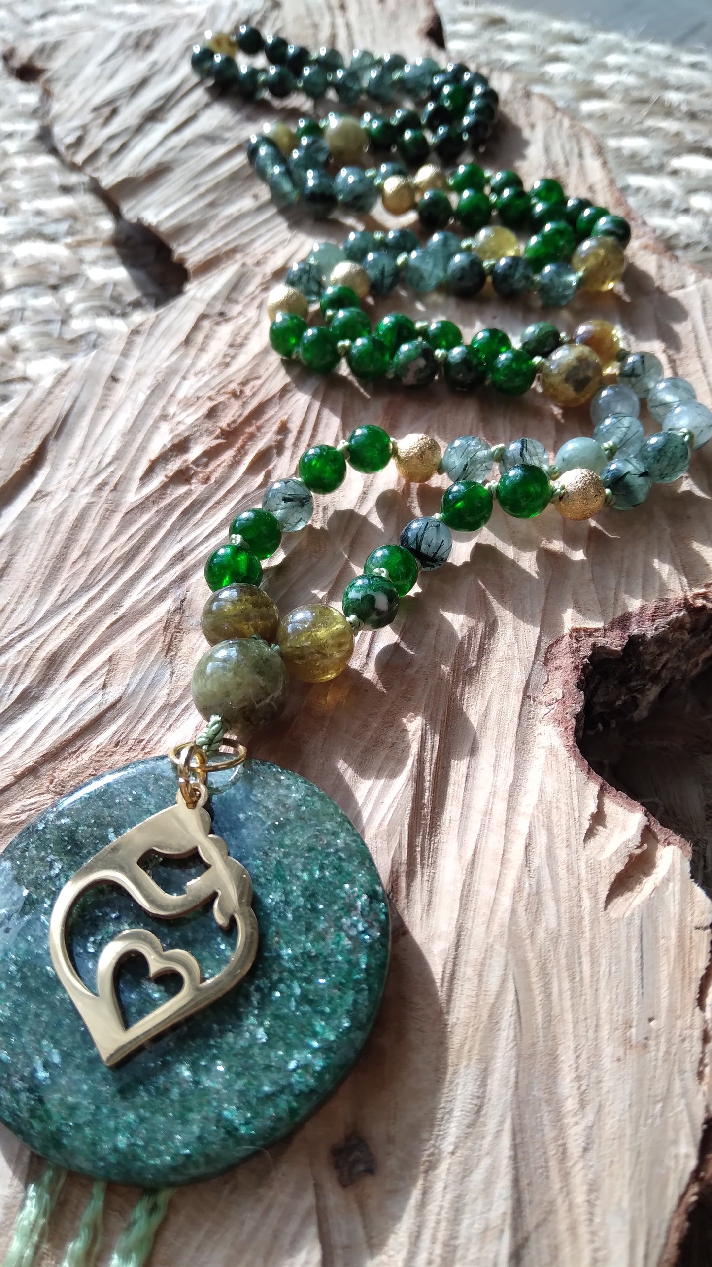 Mala "La mère et l'enfant" en diopside vert, grenat vert et quartz rutile, pendentif en aventurine verte
