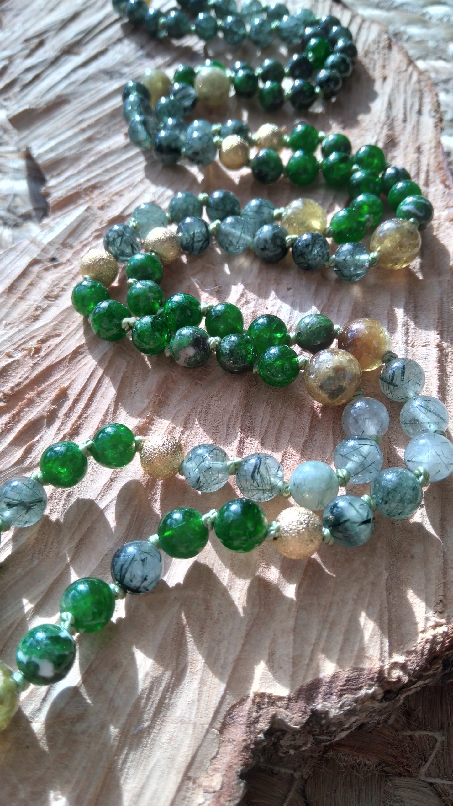 Mala "La mère et l'enfant" en diopside vert, grenat vert et quartz rutile, pendentif en aventurine verte