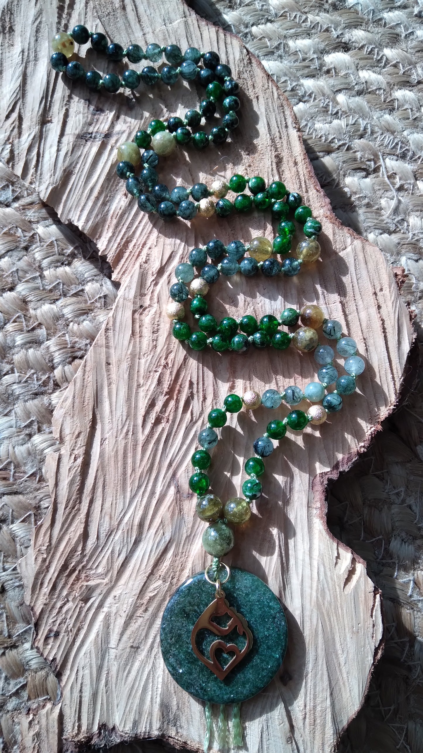Mala "La mère et l'enfant" en diopside vert, grenat vert et quartz rutile, pendentif en aventurine verte