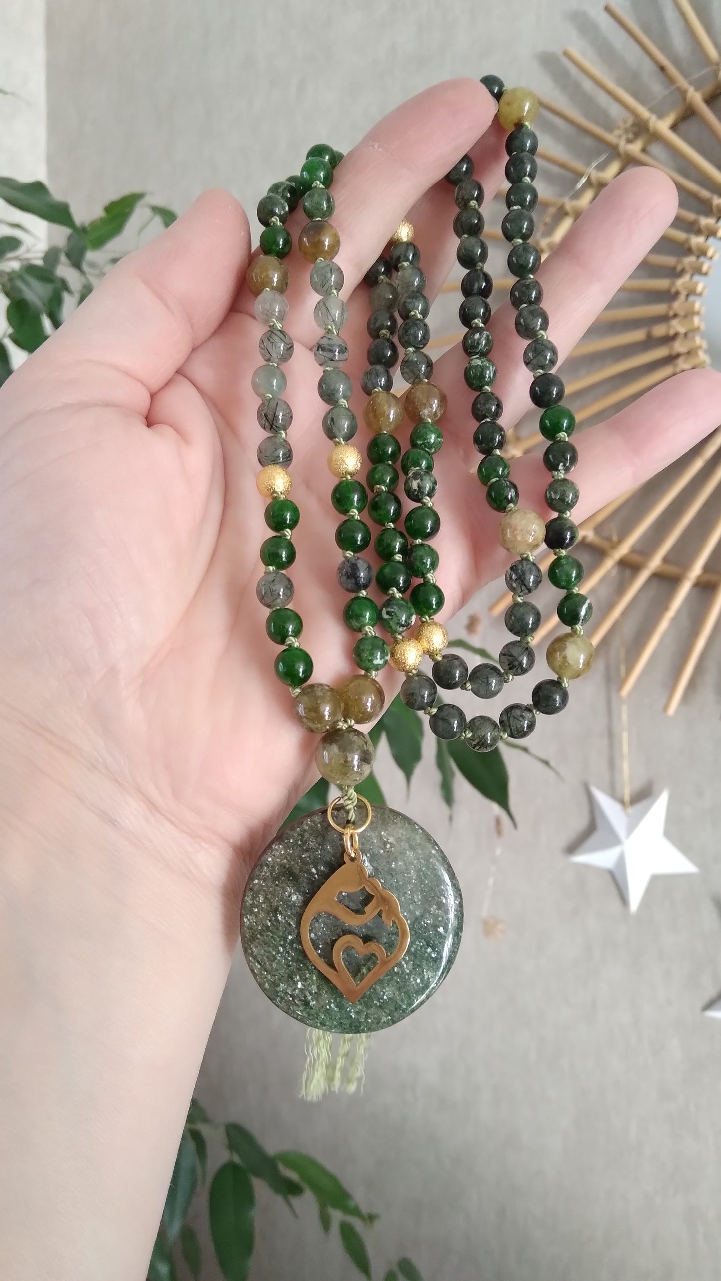 Mala "La mère et l'enfant" en diopside vert, grenat vert et quartz rutile, pendentif en aventurine verte