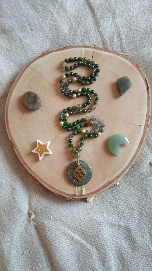 Mala "La mère et l'enfant" en diopside vert, grenat vert et quartz rutile, pendentif en aventurine verte