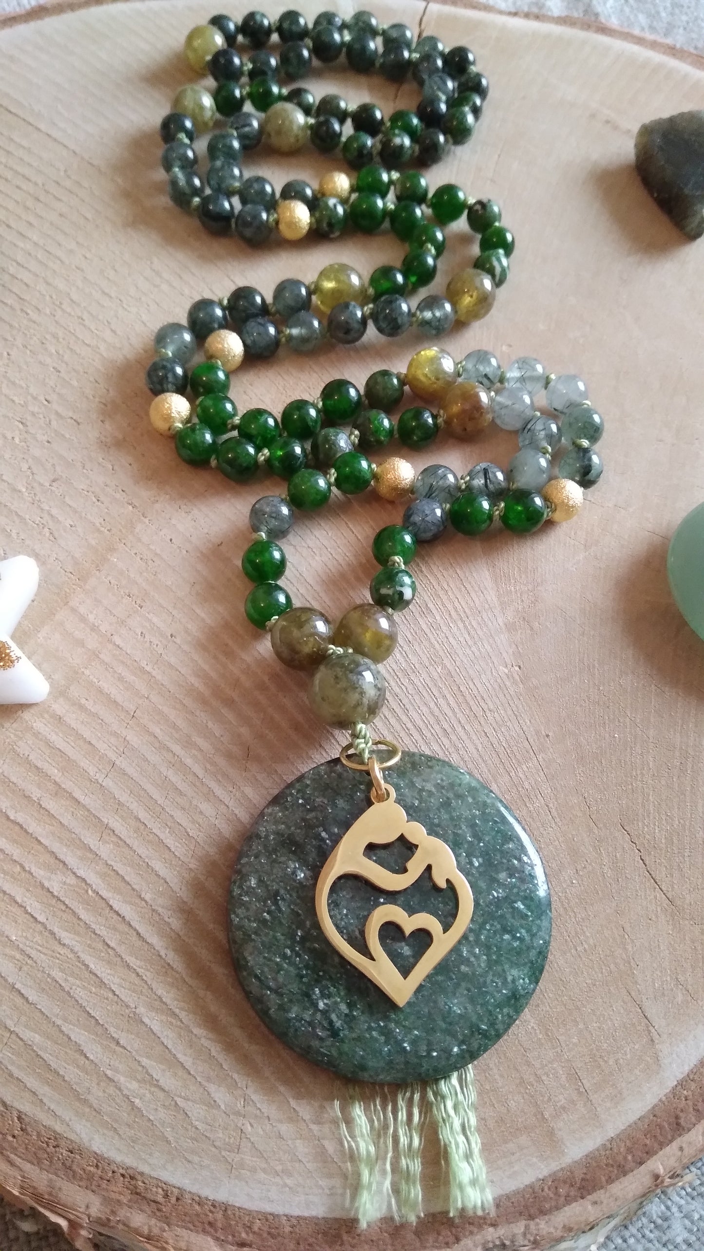 Mala "La mère et l'enfant" en diopside vert, grenat vert et quartz rutile, pendentif en aventurine verte