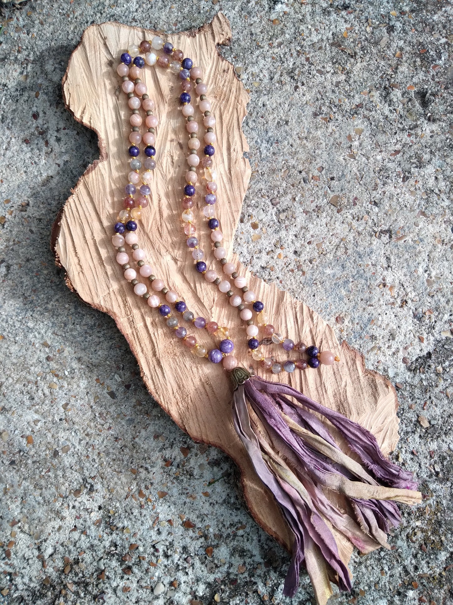 Mala en auralite 23, pierre de lune rose et charoïte "Calme"