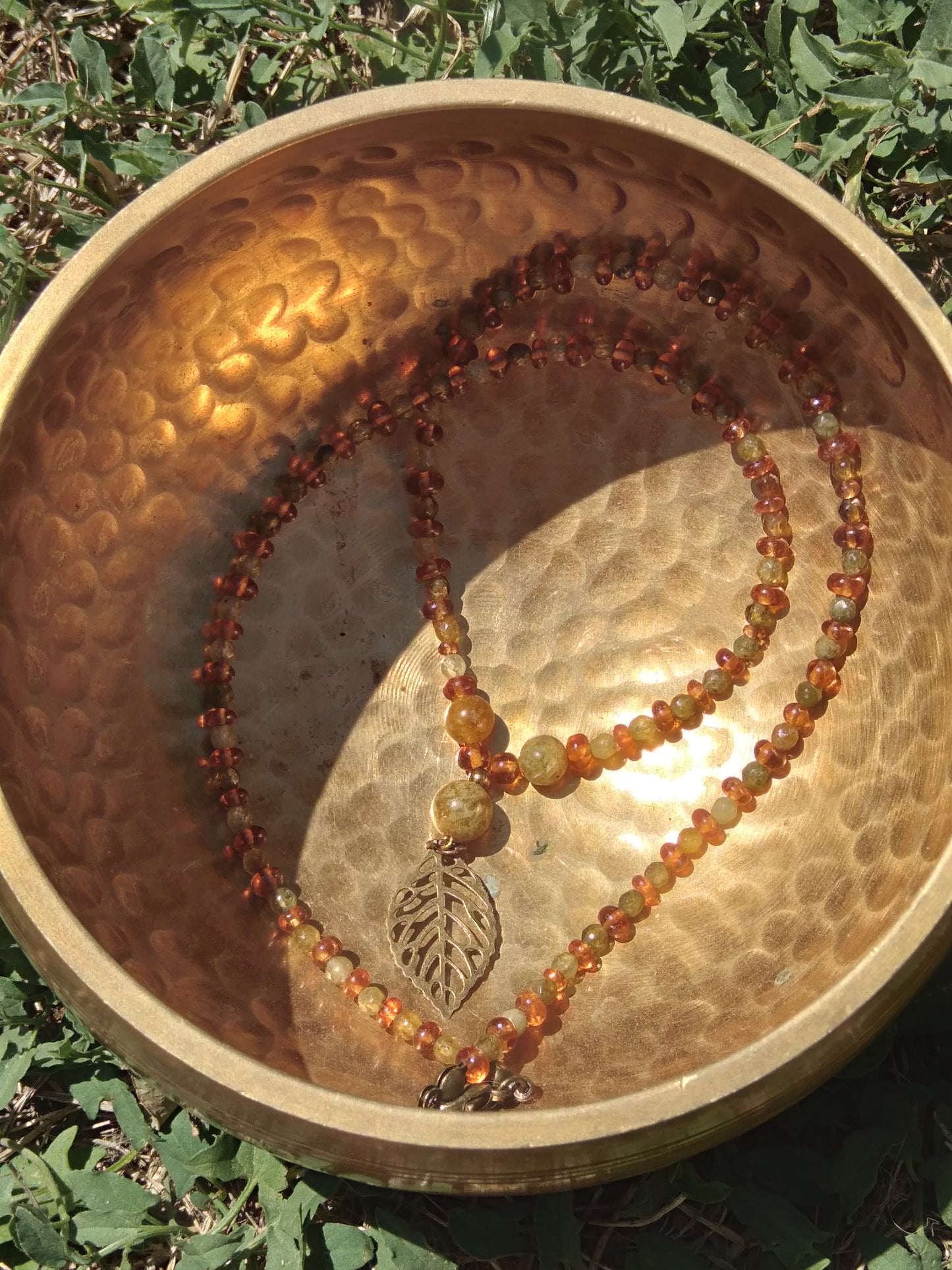 Collier en grenat hessonite et grenat vert "Bruissement"