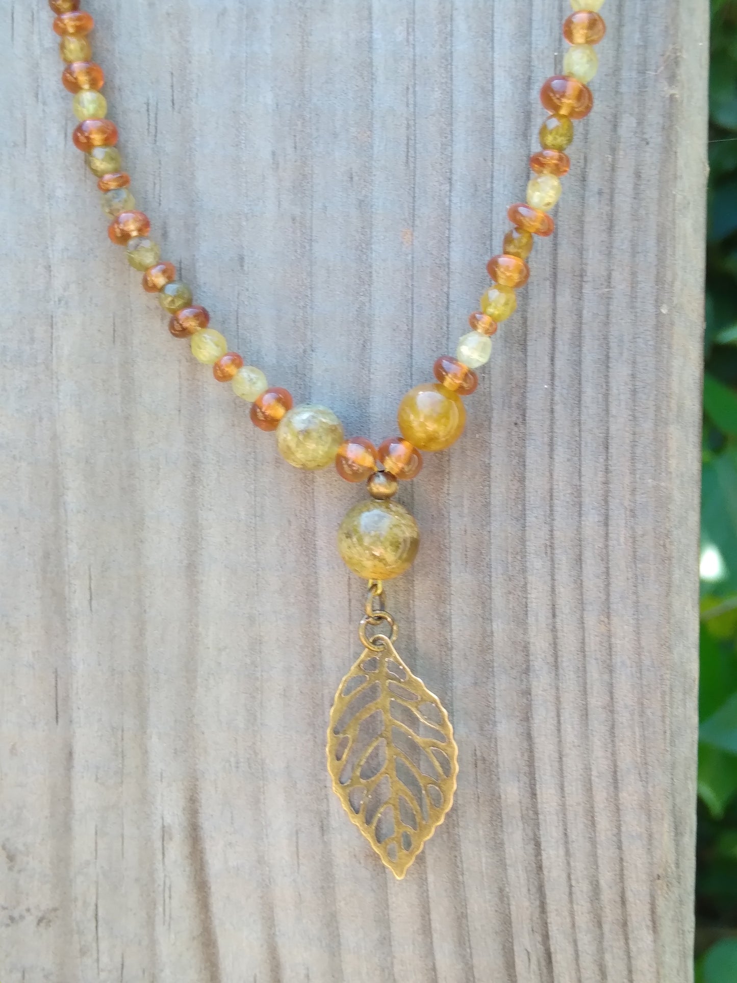 Collier en grenat hessonite et grenat vert "Bruissement"