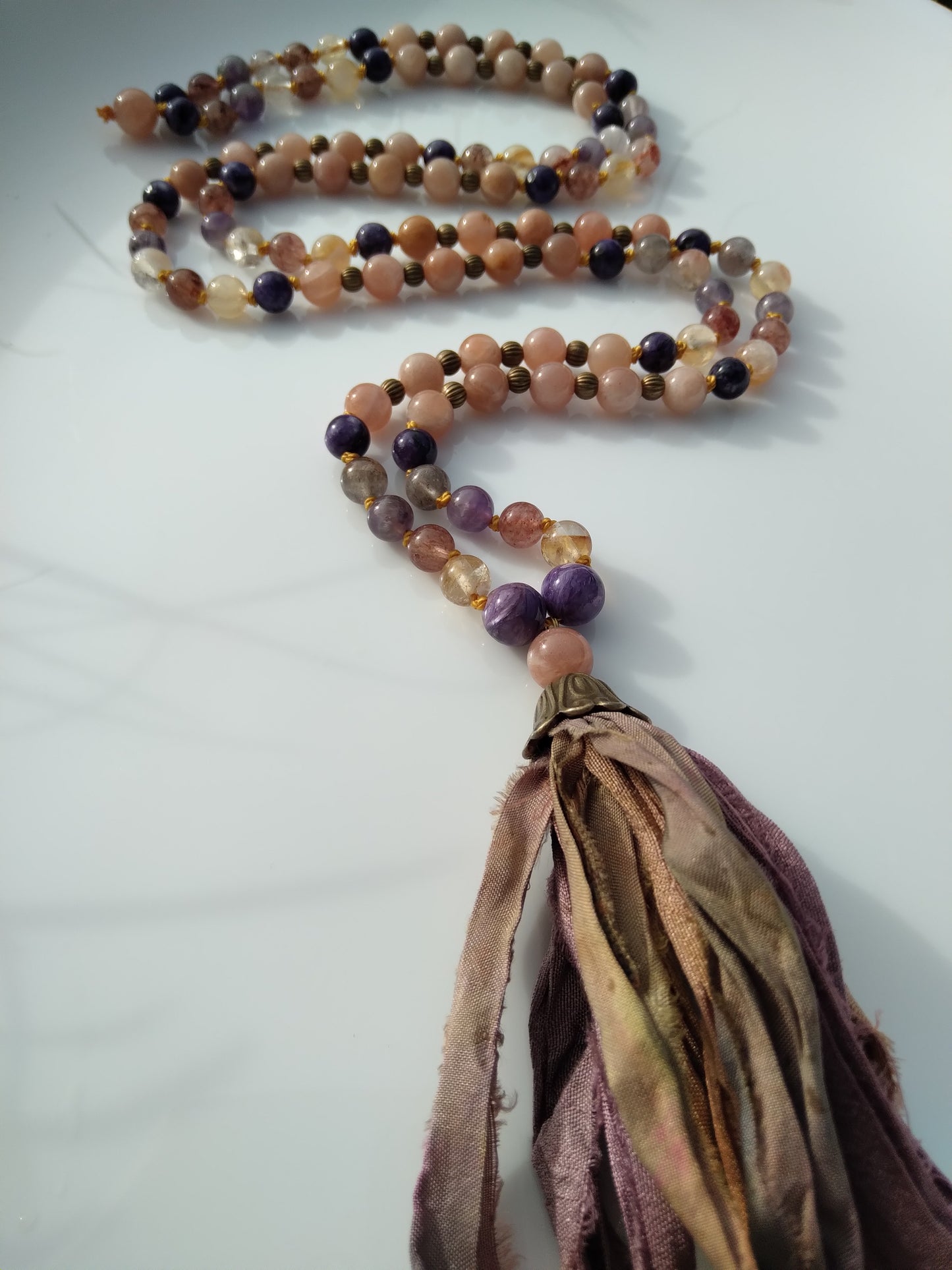 Mala en auralite 23, pierre de lune rose et charoïte "Calme"