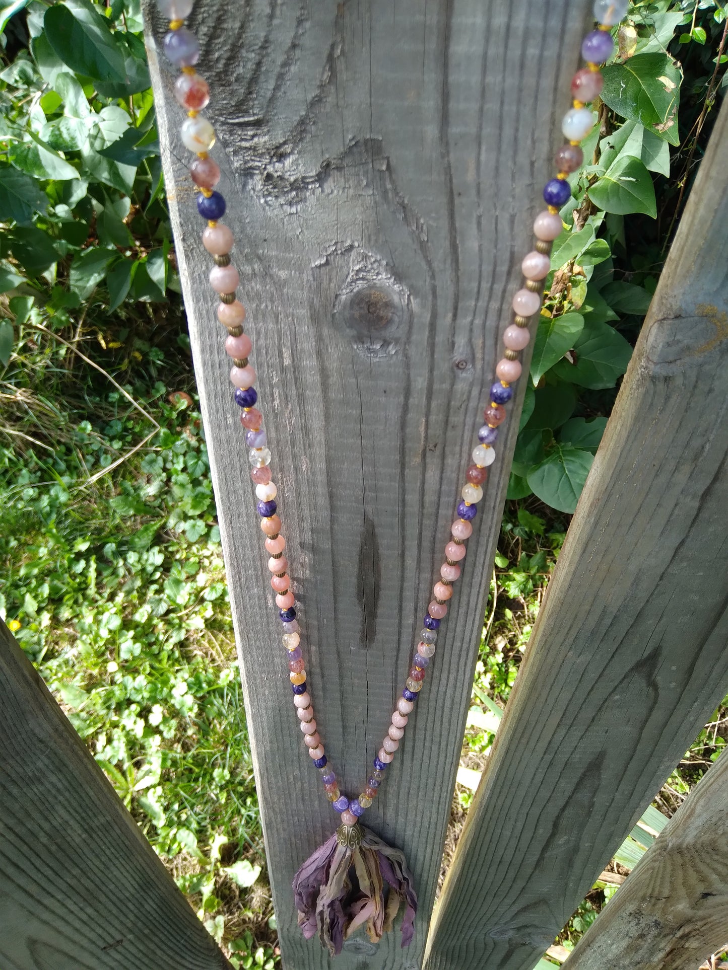 Mala en auralite 23, pierre de lune rose et charoïte "Calme"