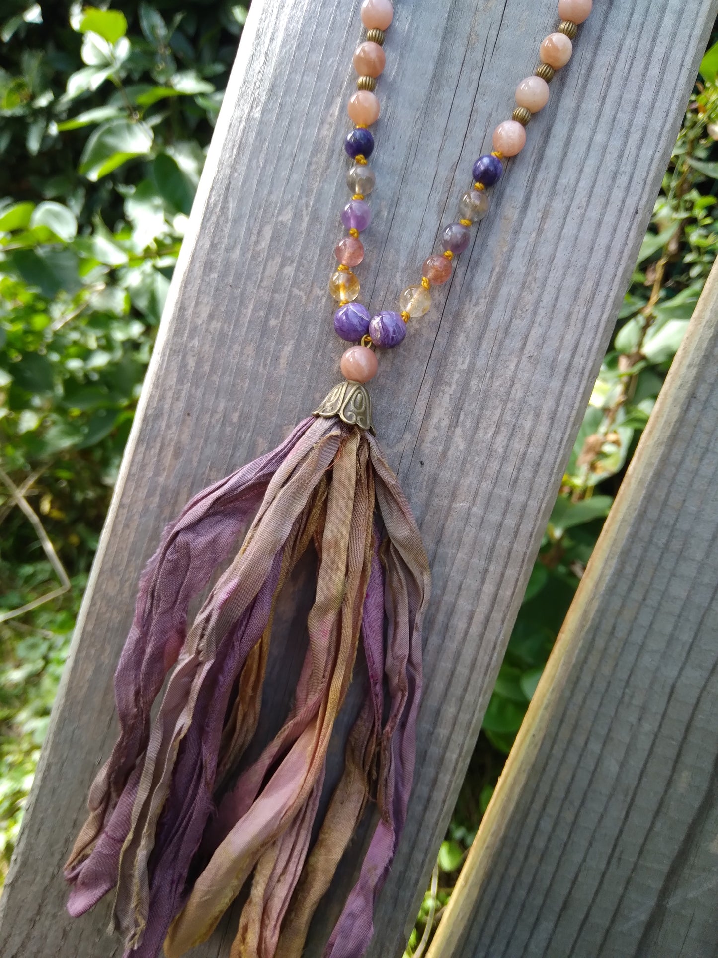 Mala en auralite 23, pierre de lune rose et charoïte "Calme"