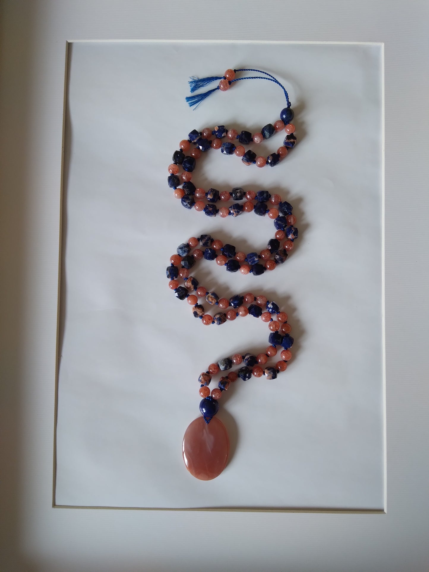 Mala en sodalite orangée, pierre de soleil, lapis-lazuli et pierre de lune orangée "Happy life"