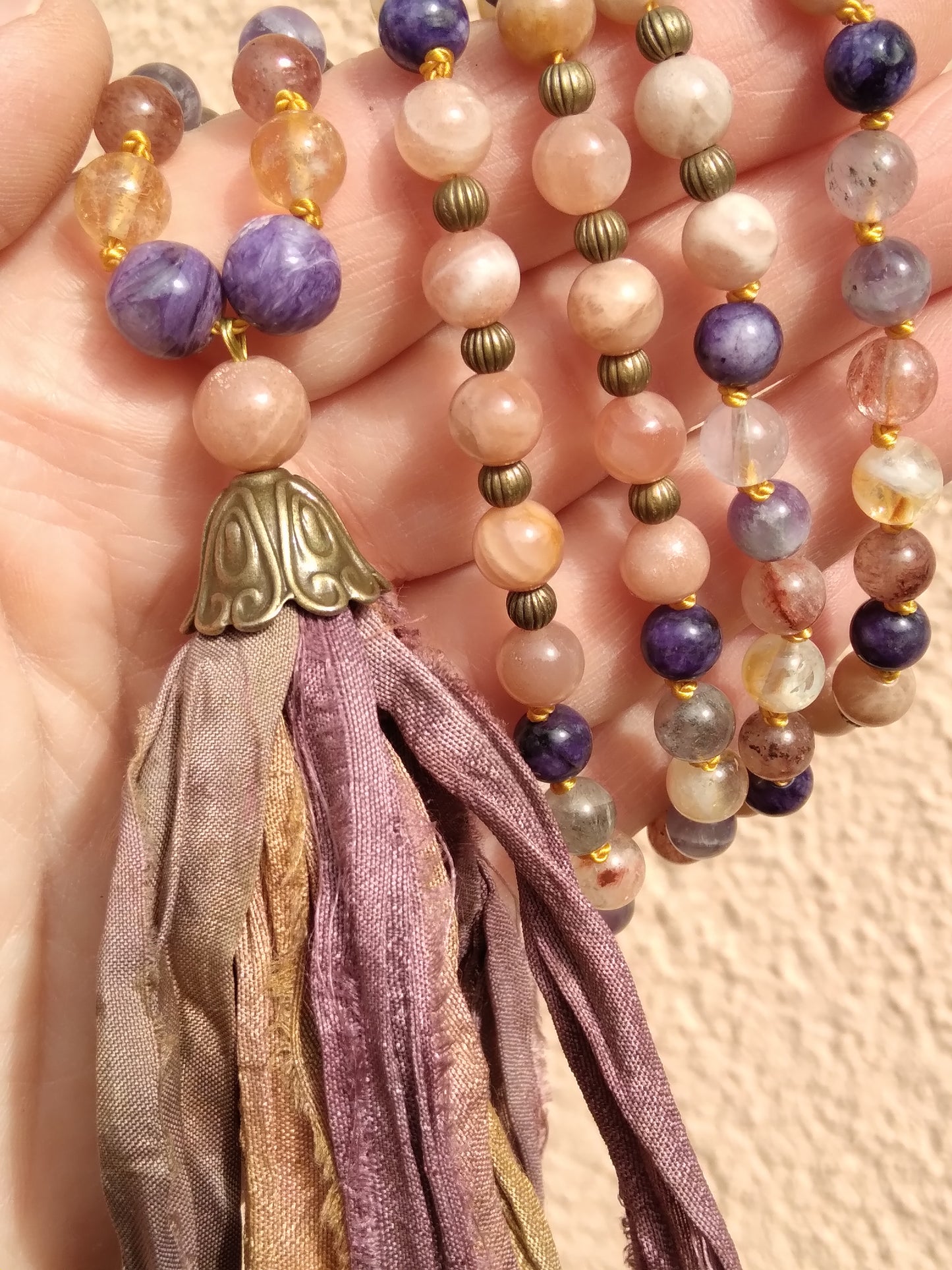 Mala en auralite 23, pierre de lune rose et charoïte "Calme"
