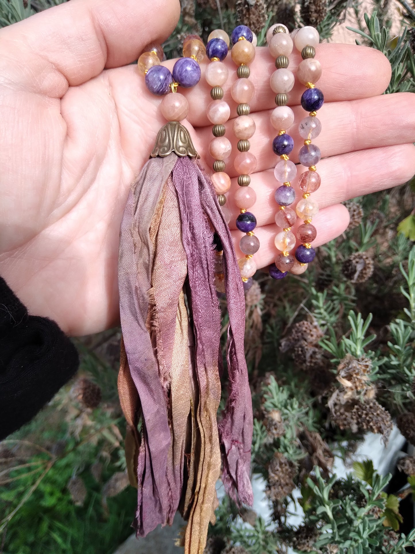 Mala en auralite 23, pierre de lune rose et charoïte "Calme"