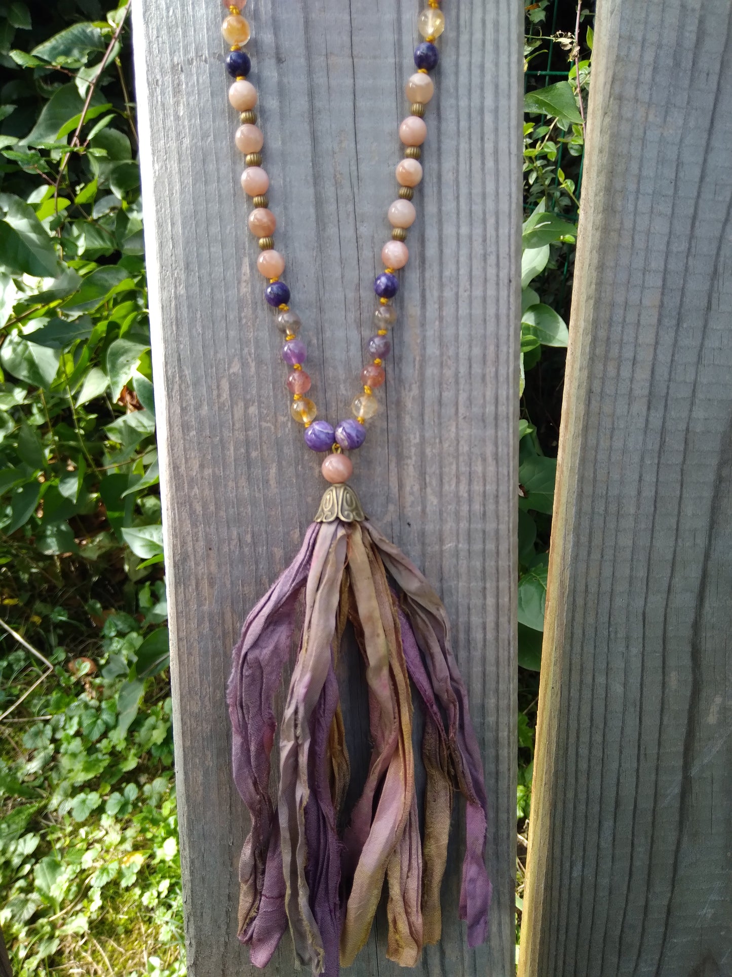 Mala en auralite 23, pierre de lune rose et charoïte "Calme"