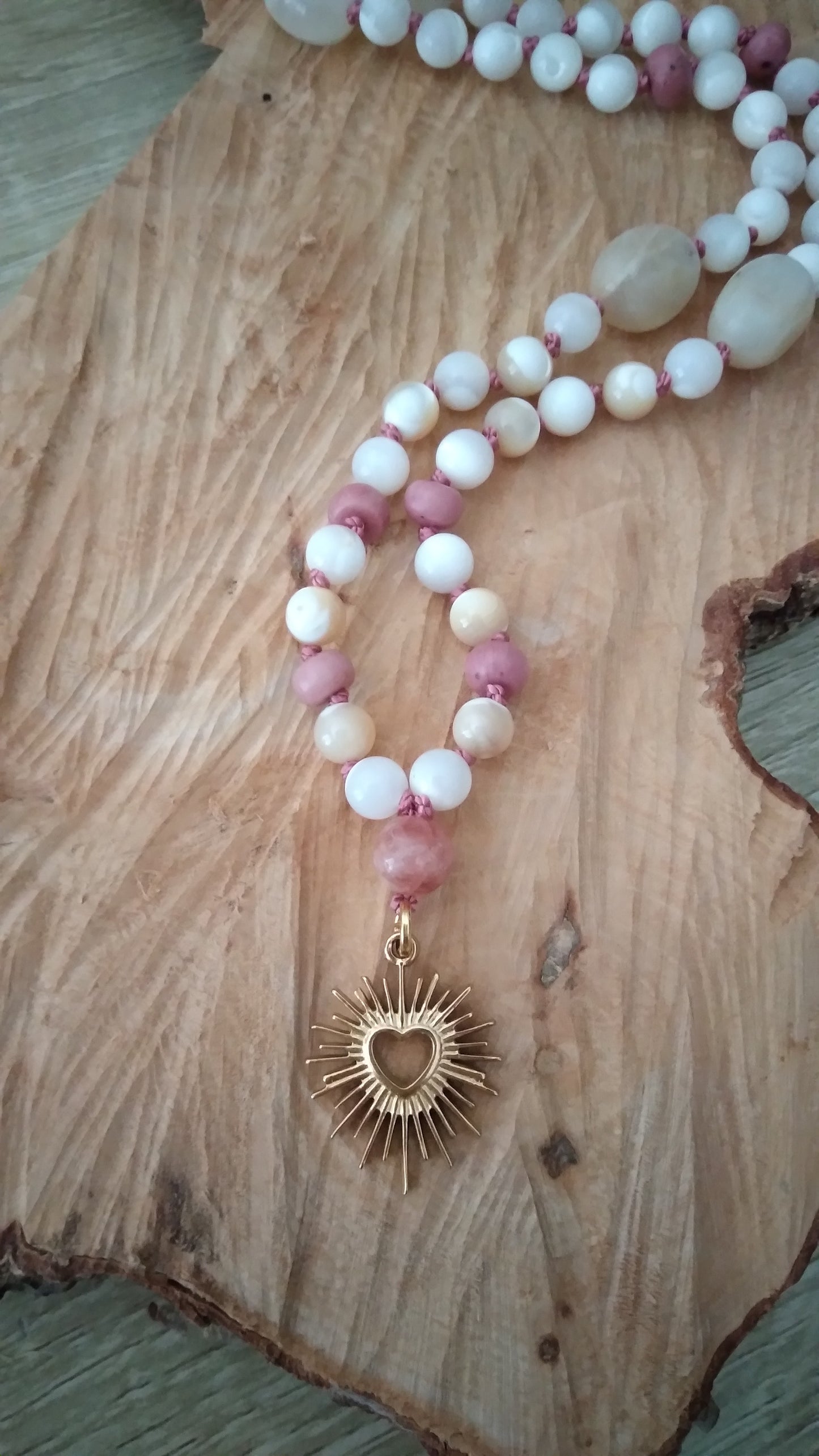 Mala en nacre, pierre de lune, calcite jaune, rhodonite et rhodochrosite "Sacré cœur"