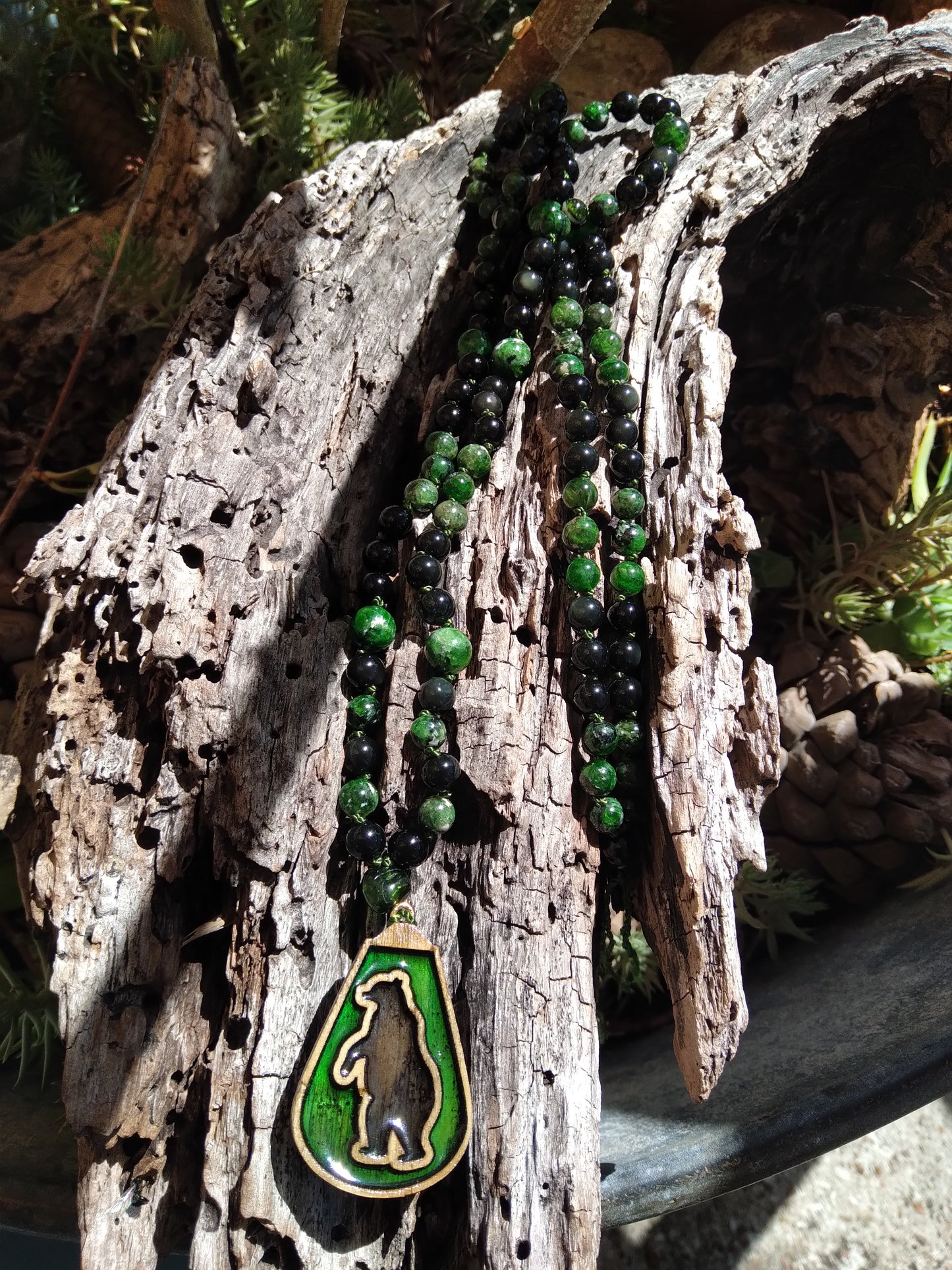 Mala animal totem ours en diopside vert et obsidienne noire