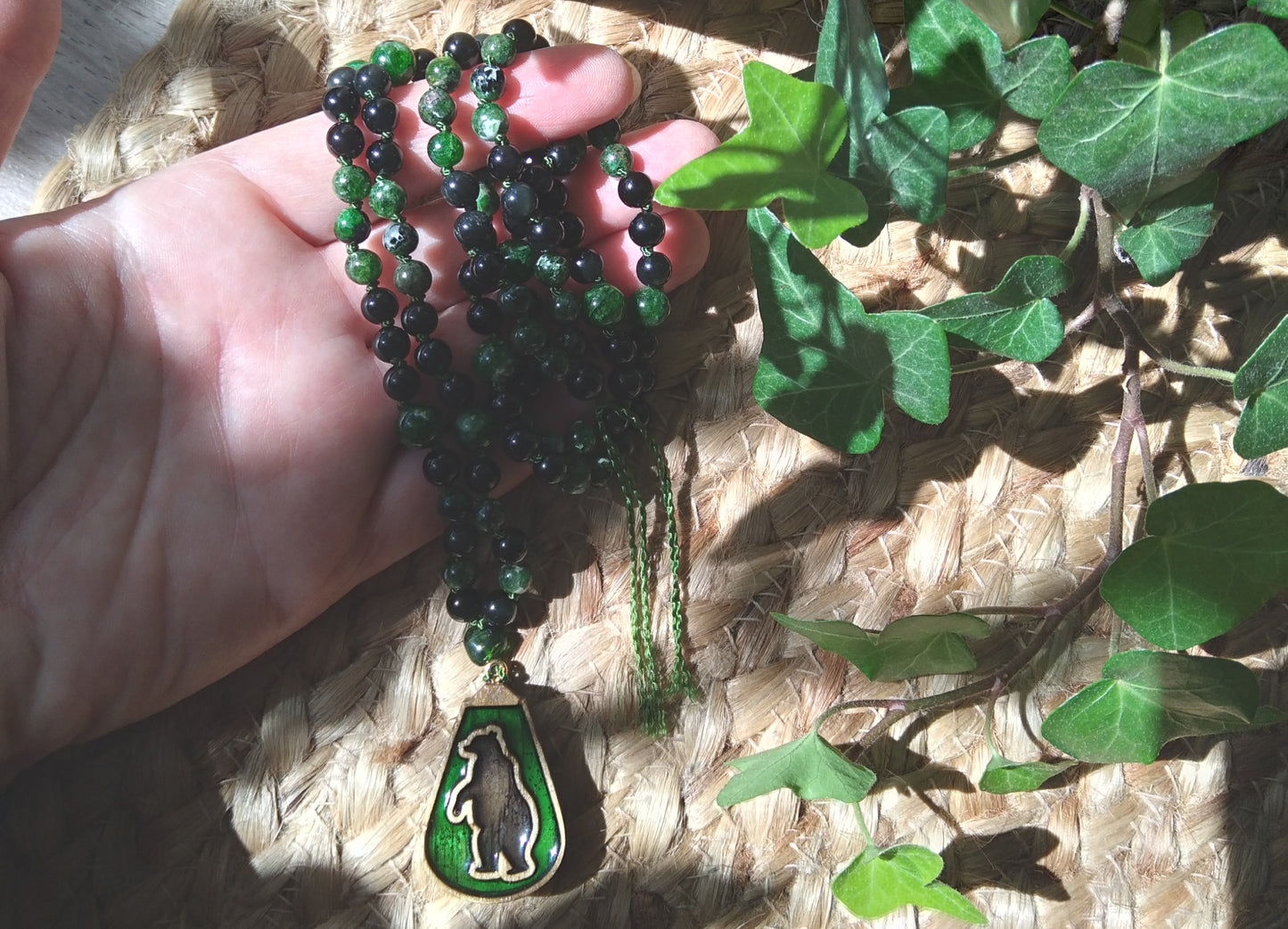 Mala animal totem ours en diopside vert et obsidienne noire