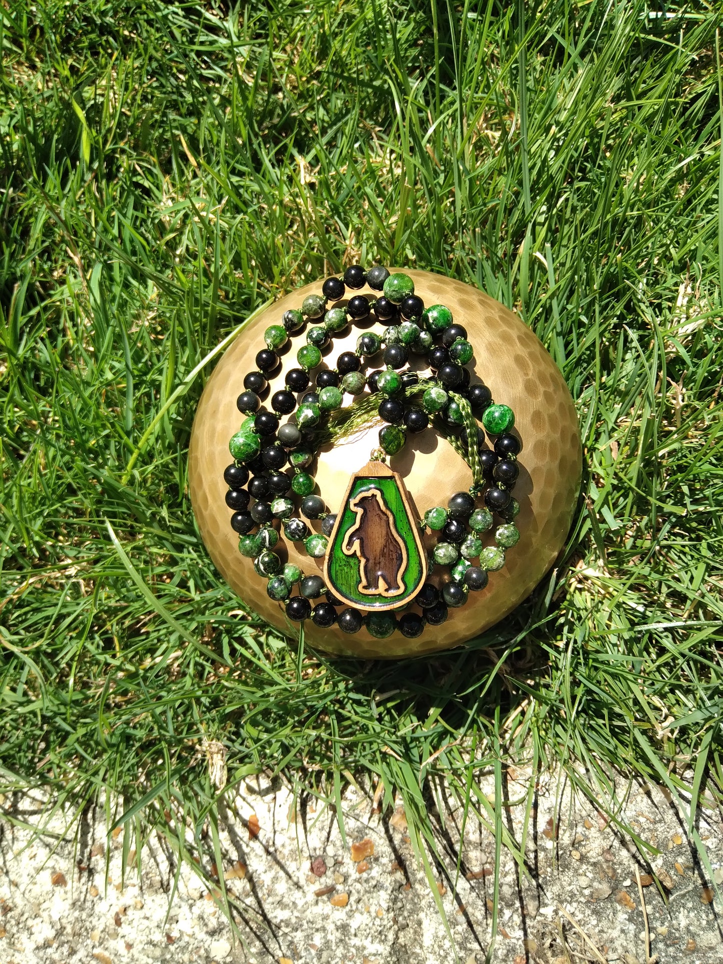 Mala animal totem ours en diopside vert et obsidienne noire