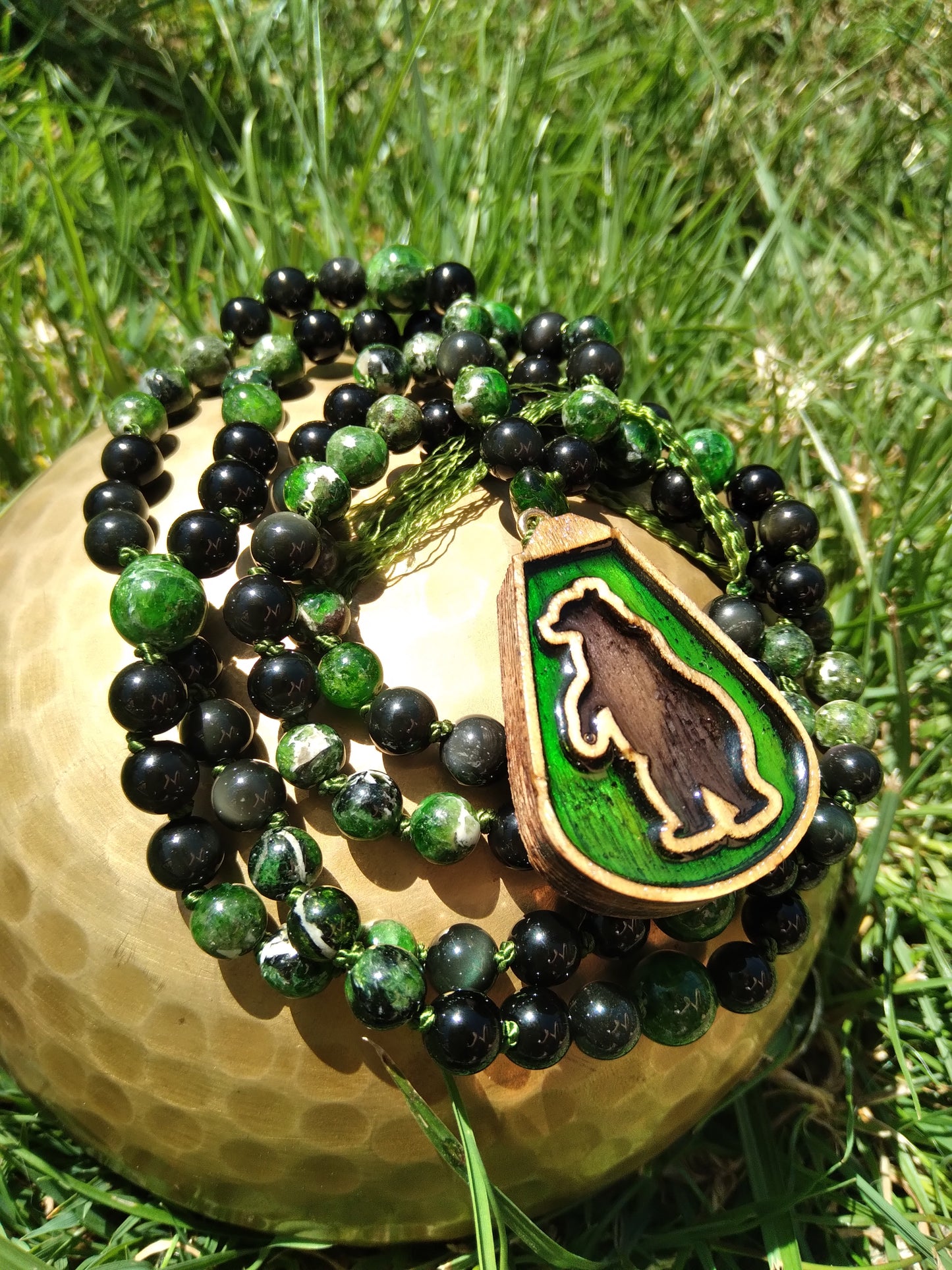 Mala animal totem ours en diopside vert et obsidienne noire