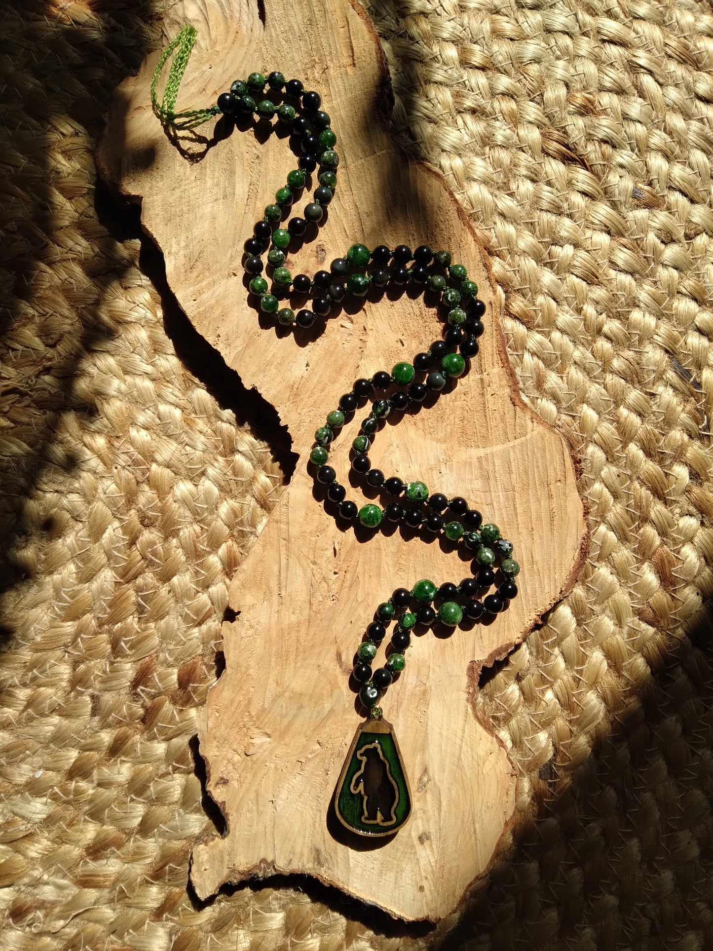 Mala animal totem ours en diopside vert et obsidienne noire