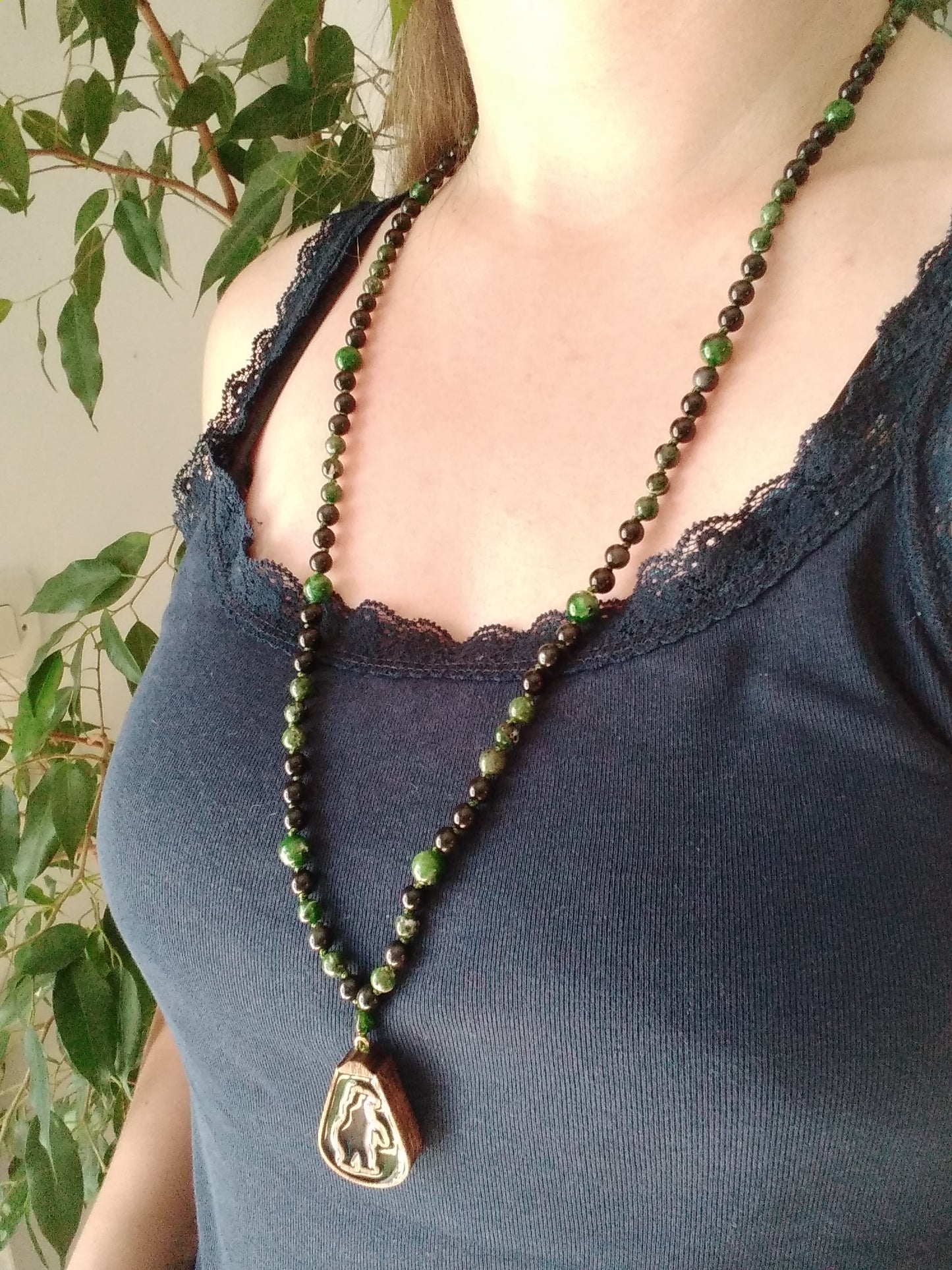 Mala animal totem ours en diopside vert et obsidienne noire