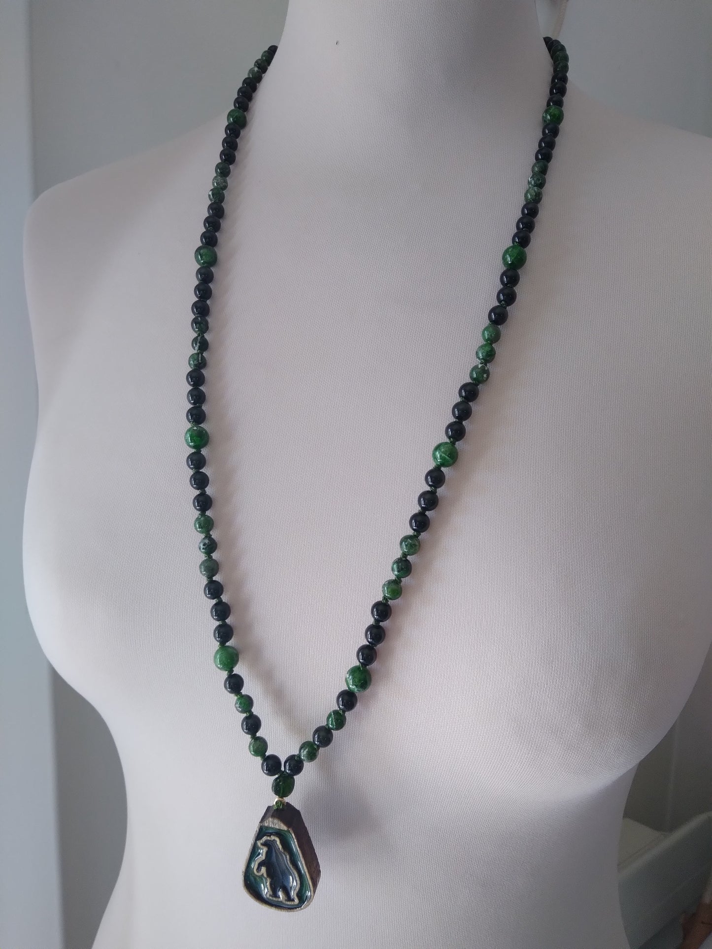 Mala animal totem ours en diopside vert et obsidienne noire