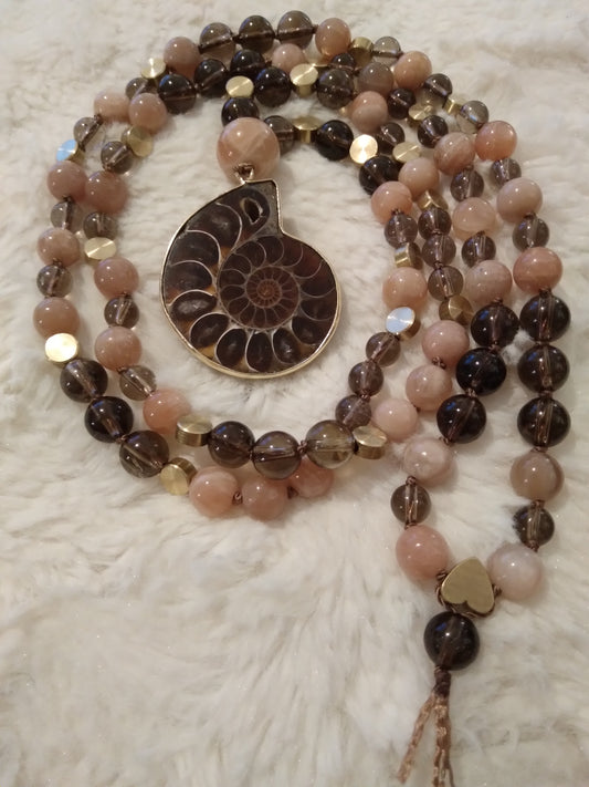 Mala en pierre de lune, quartz fumé et ammonite "Envol"