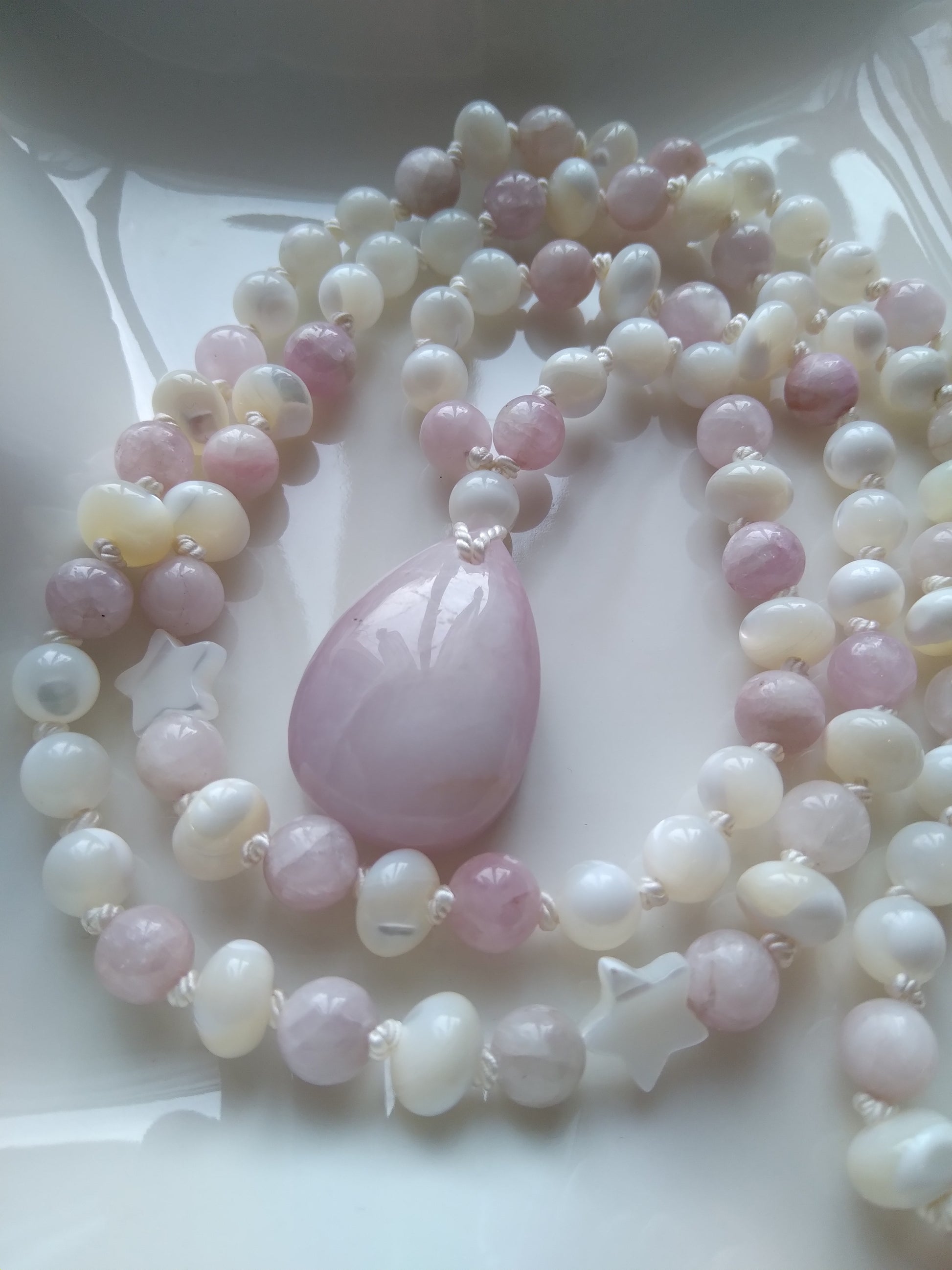 mala en kunzite et nacre mala personnalisé