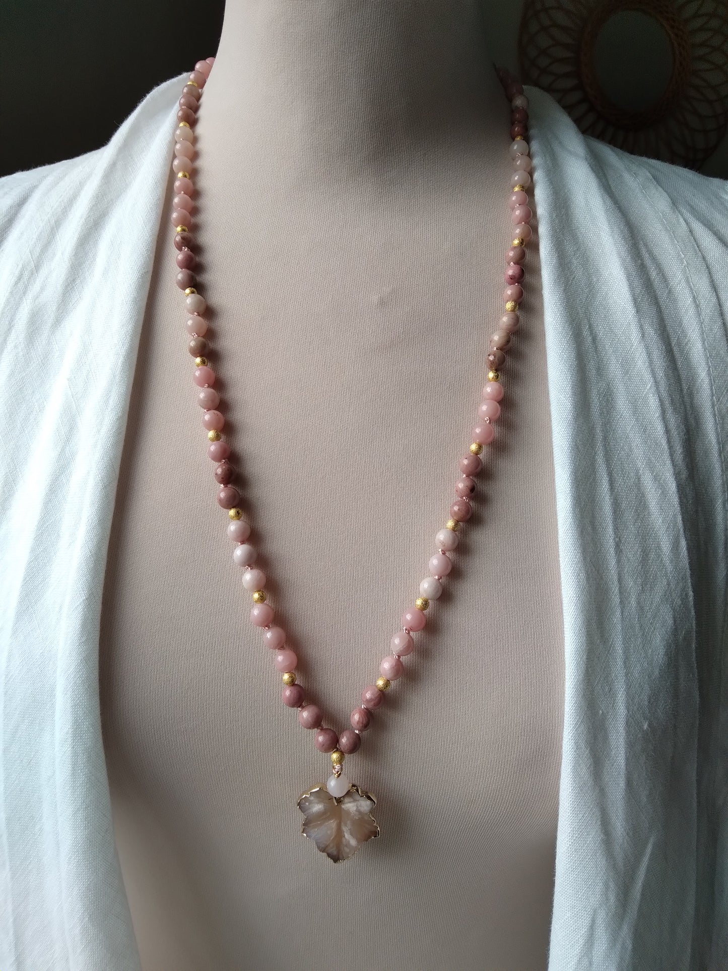 Mala "Je me choisis" en opale rose, rhodonite et fleur de cerisier