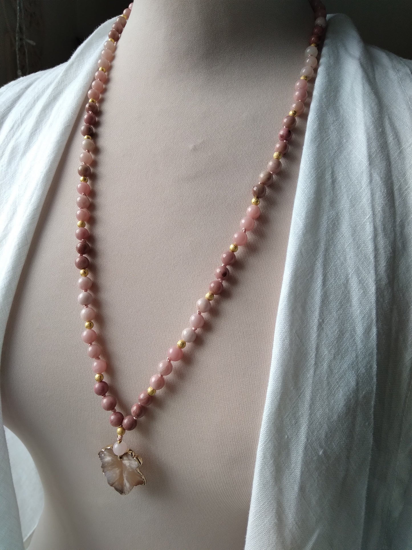 Mala "Je me choisis" en opale rose, rhodonite et fleur de cerisier