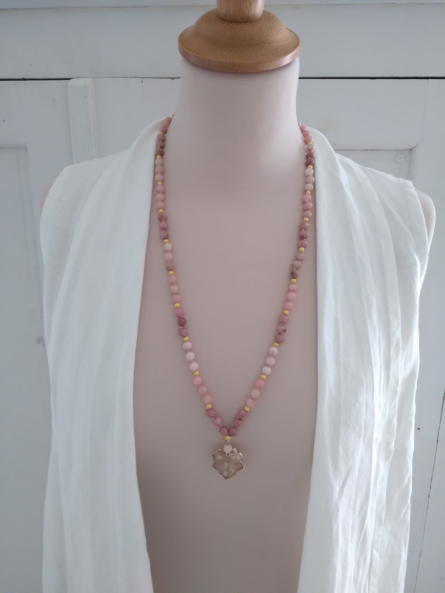 Mala "Je me choisis" en opale rose, rhodonite et fleur de cerisier