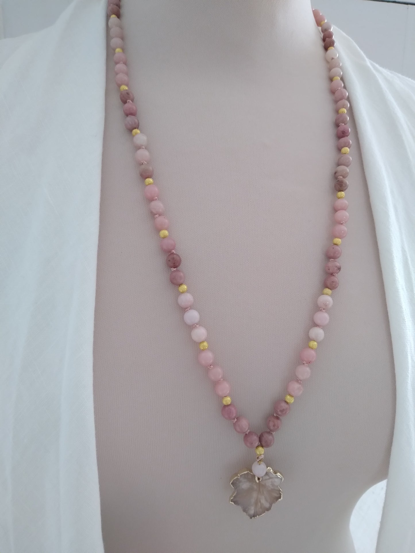 Mala "Je me choisis" en opale rose, rhodonite et fleur de cerisier