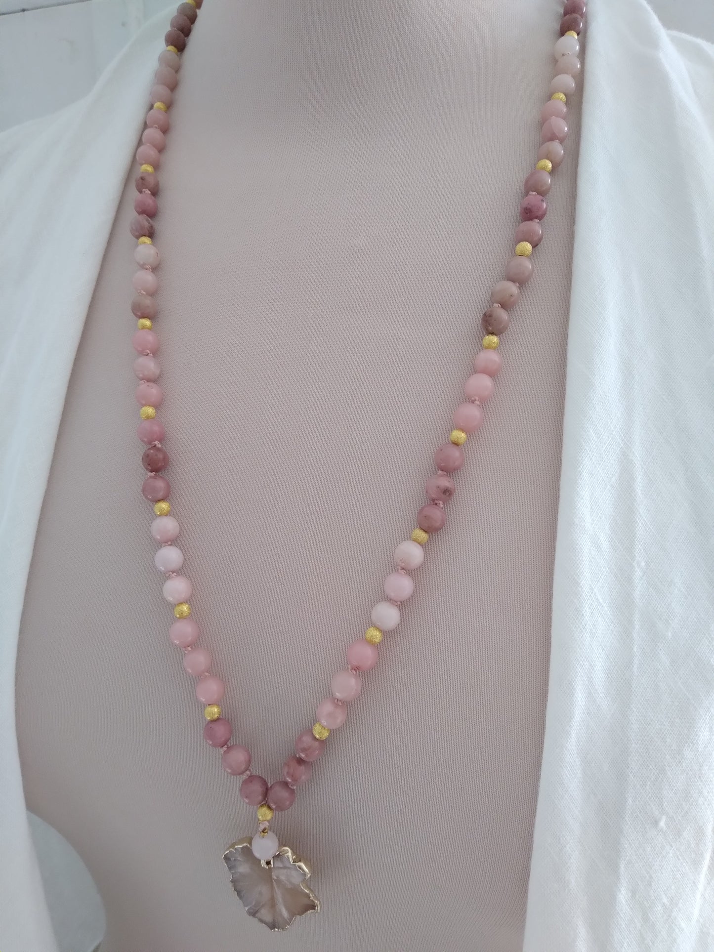 Mala "Je me choisis" en opale rose, rhodonite et fleur de cerisier