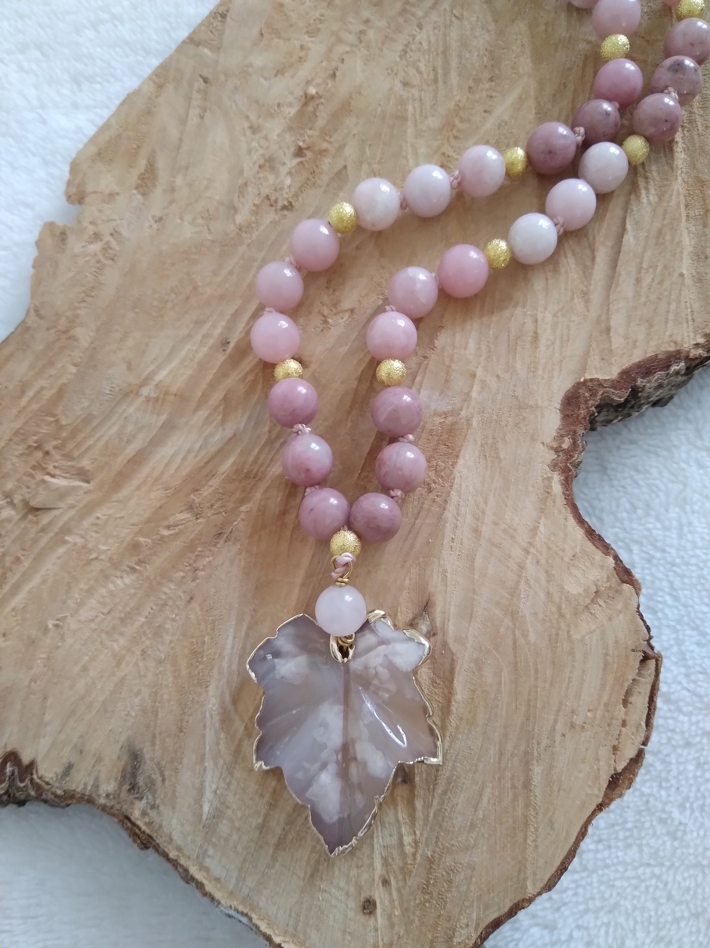 Mala "Je me choisis" en opale rose, rhodonite et fleur de cerisier