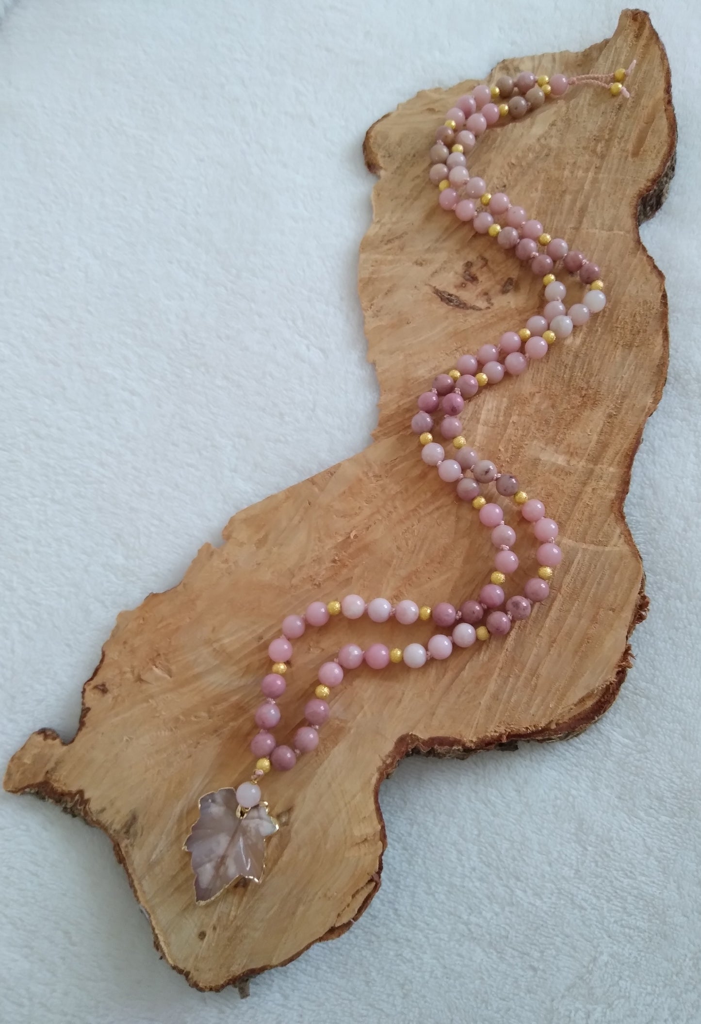 Mala "Je me choisis" en opale rose, rhodonite et fleur de cerisier