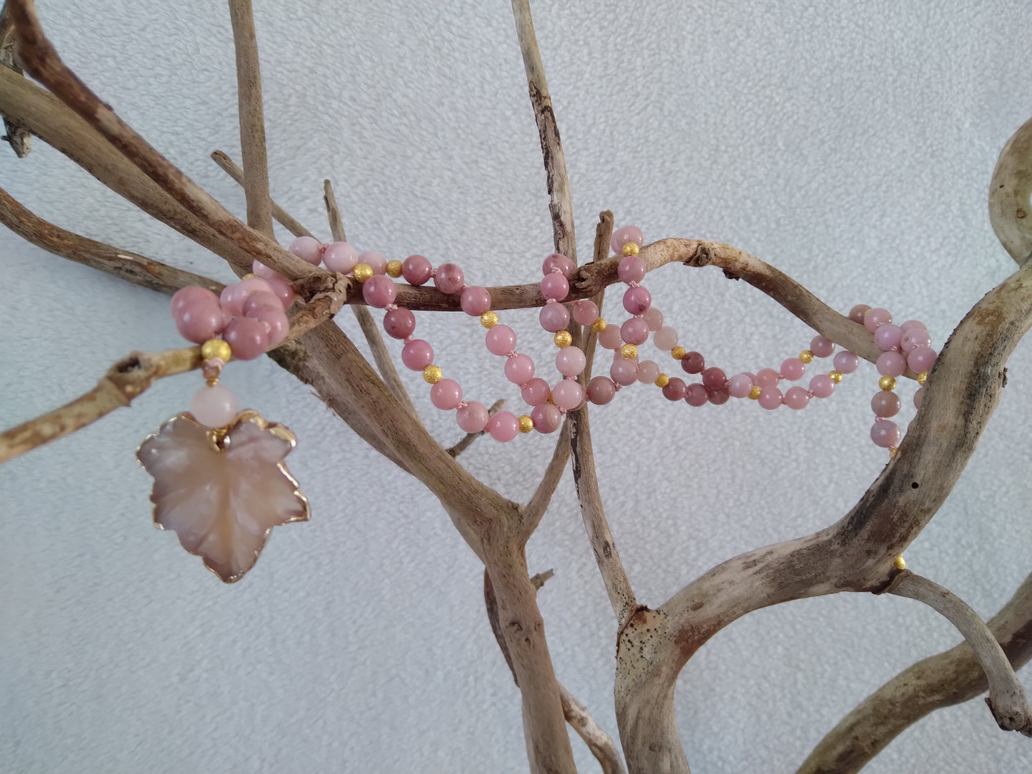 Mala "Je me choisis" en opale rose, rhodonite et fleur de cerisier