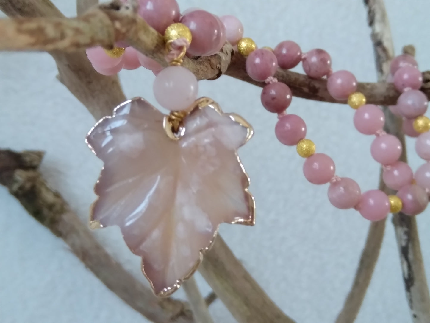 Mala "Je me choisis" en opale rose, rhodonite et fleur de cerisier