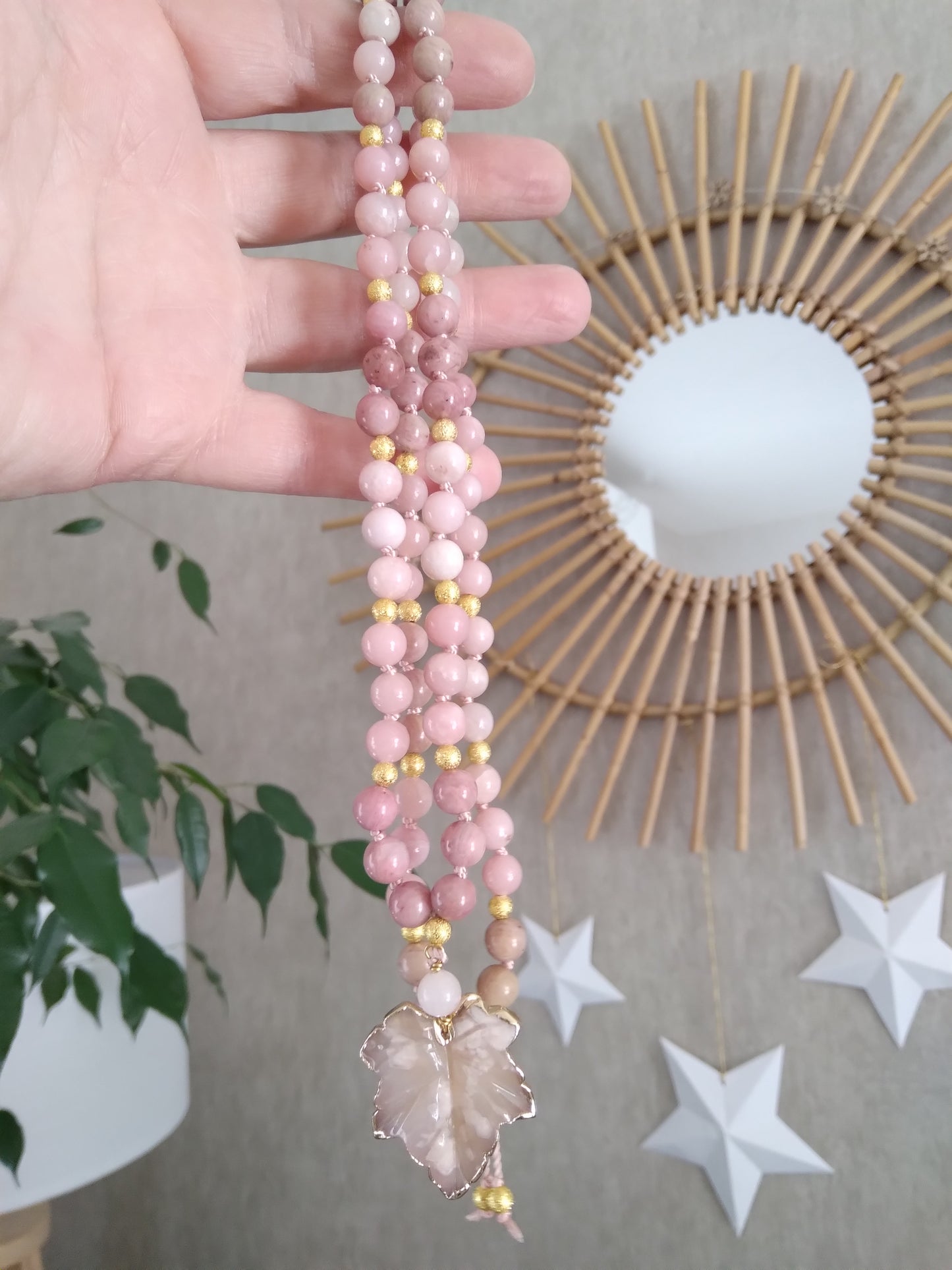 Mala "Je me choisis" en opale rose, rhodonite et fleur de cerisier