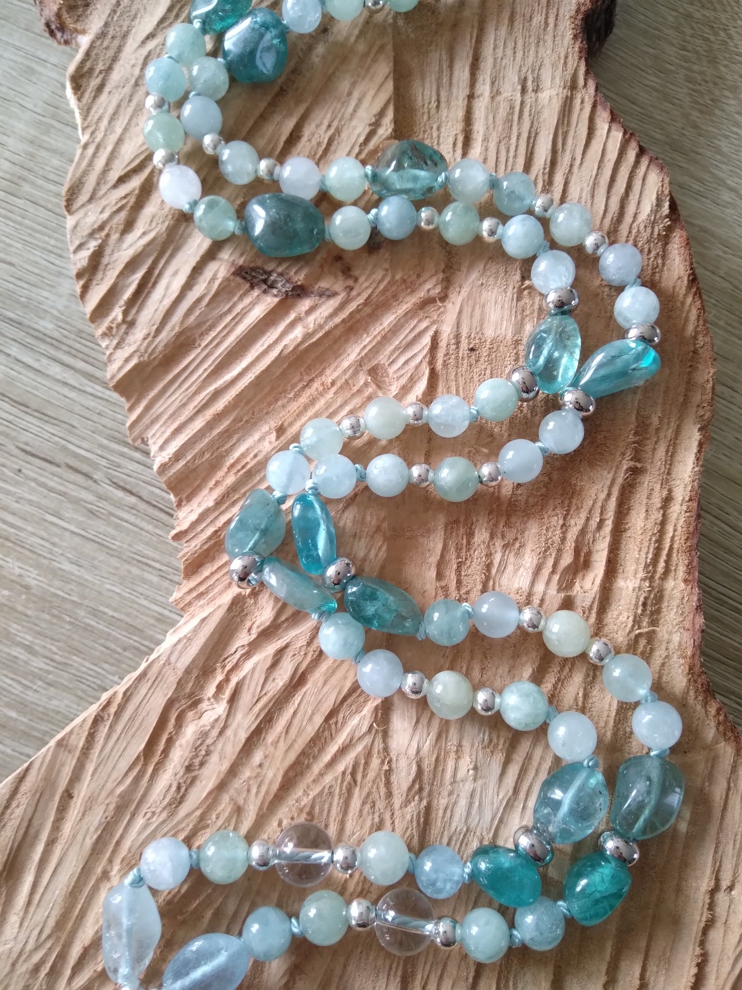 Mala en aigue-marine, apatite bleue et cristal de roche "Fluidance"