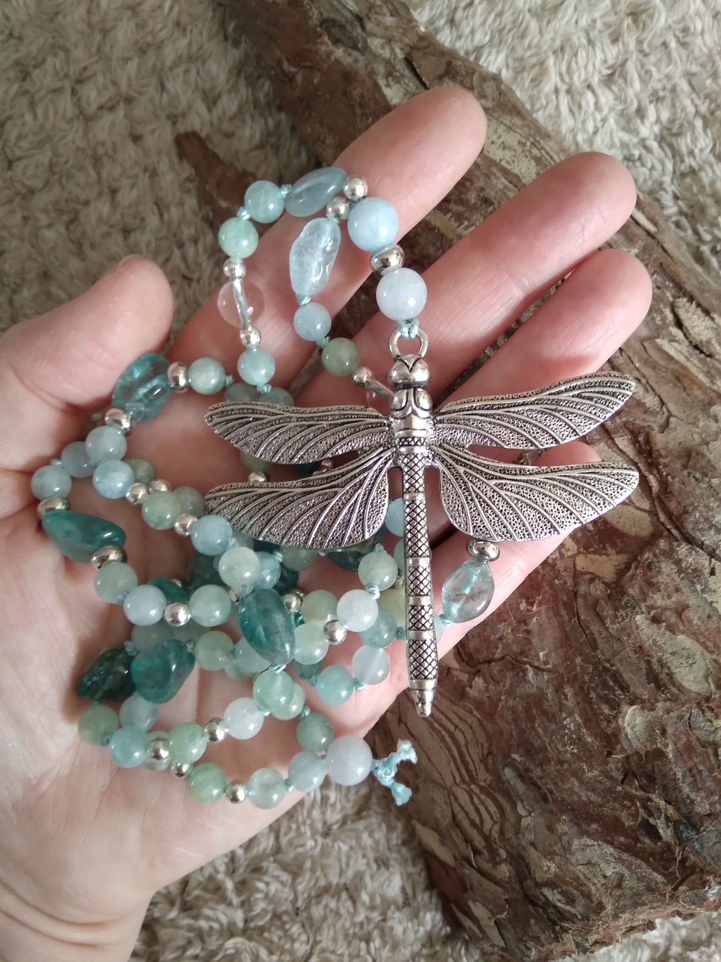 Mala en aigue-marine, apatite bleue et cristal de roche "Fluidance"