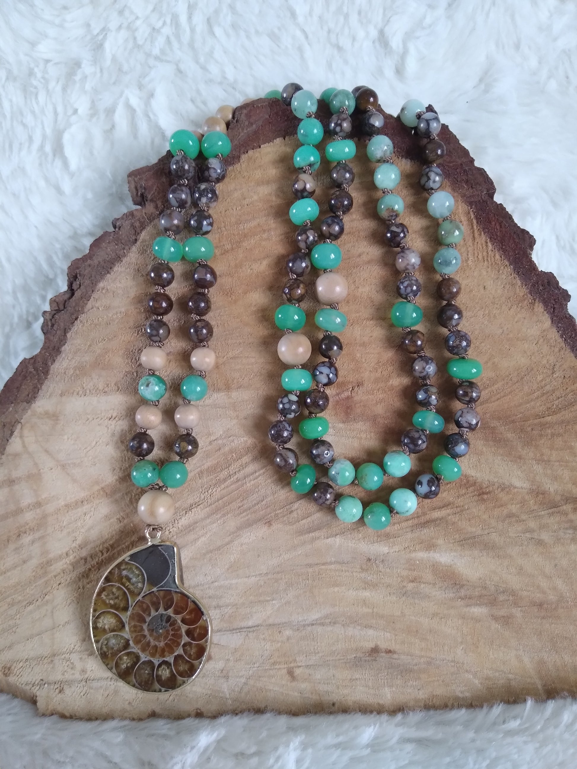 collier de perles agate fossile turritelle