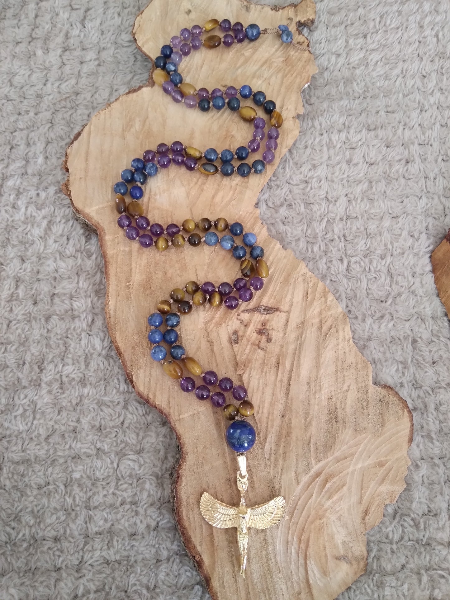 Mala personnalisé Isis en dumortiérite, améthyste, œil de tigre camel et lapis-lazuli