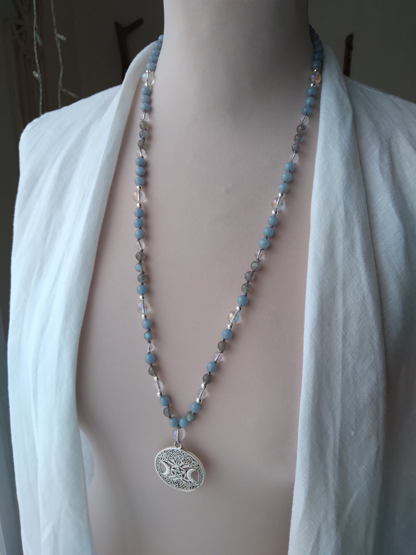 Mala "Triple lune" en angélite, labradorite, cristal de roche et cristal de roche aura