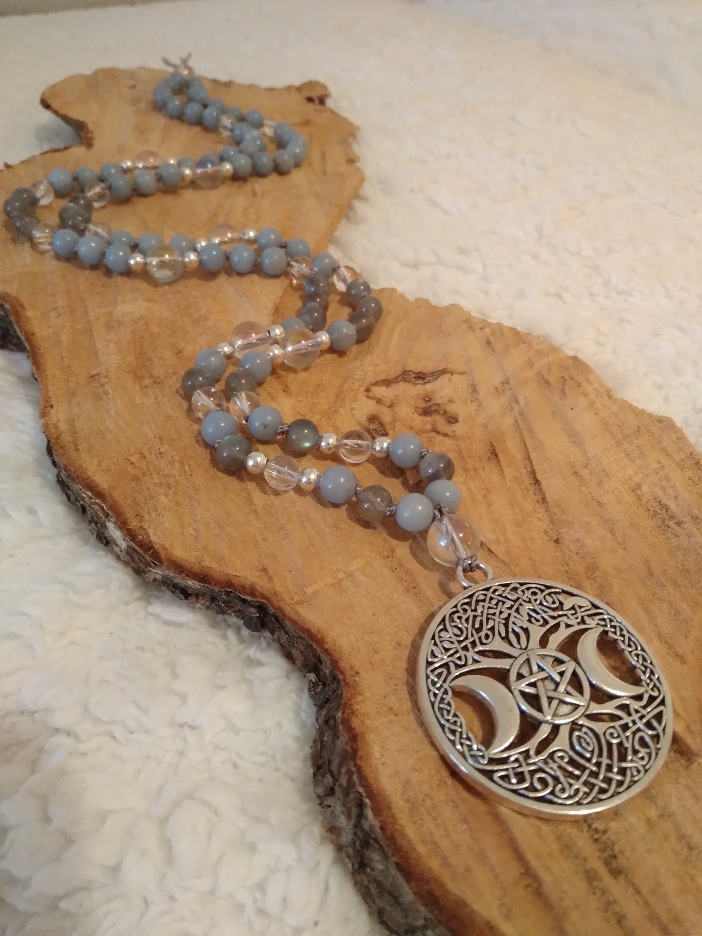 Mala "Triple lune" en angélite, labradorite, cristal de roche et cristal de roche aura