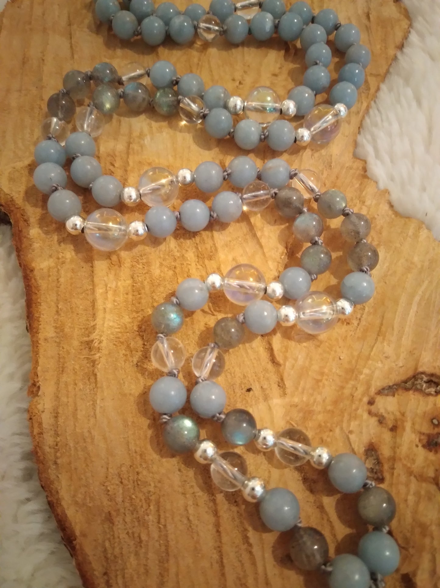 Mala "Triple lune" en angélite, labradorite, cristal de roche et cristal de roche aura