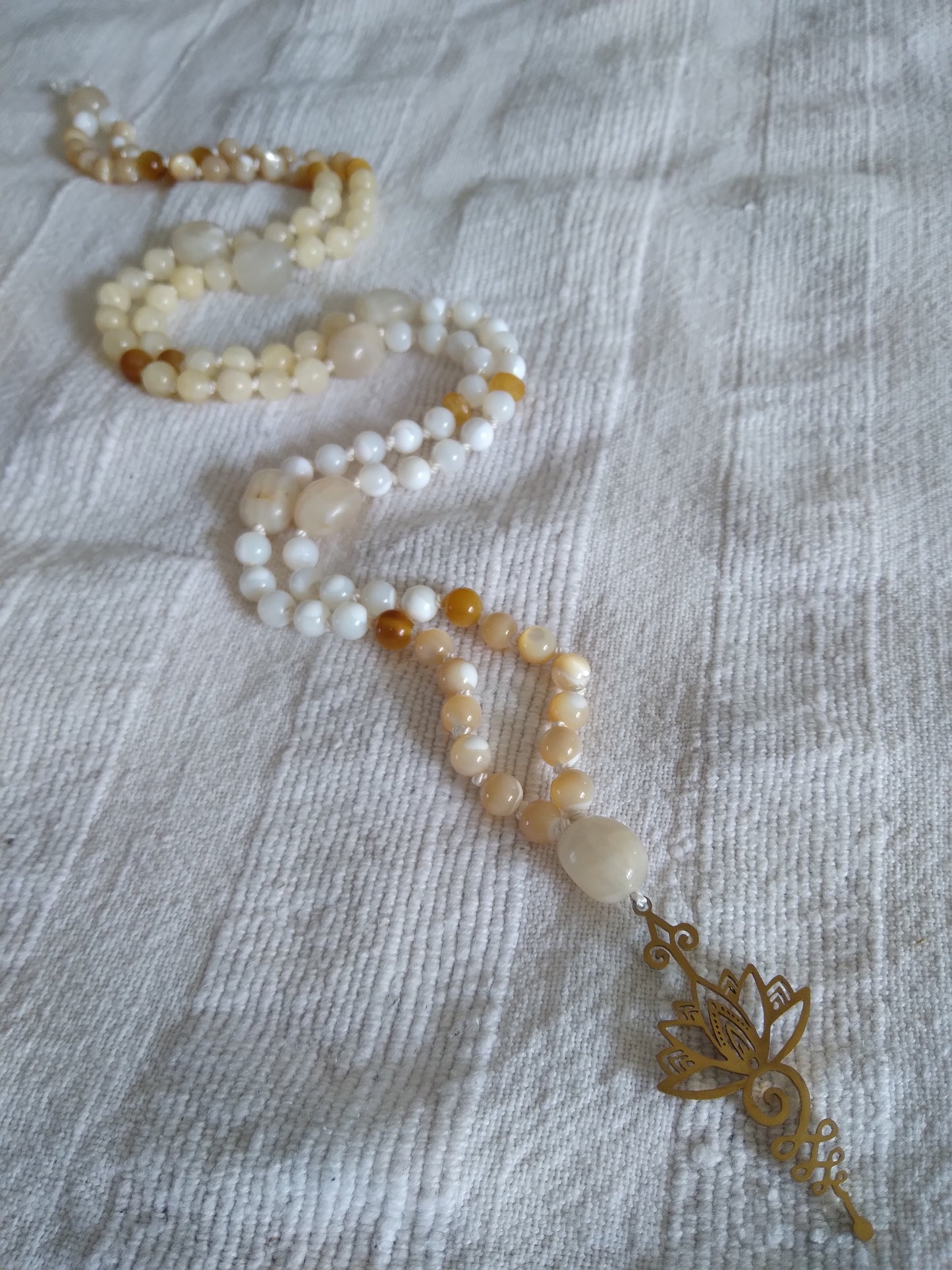 Mala Unalome "Le chemin vers l'éveil" en nacre, pierre de lune, calcite jaune, œil de tigre doré et héliodore